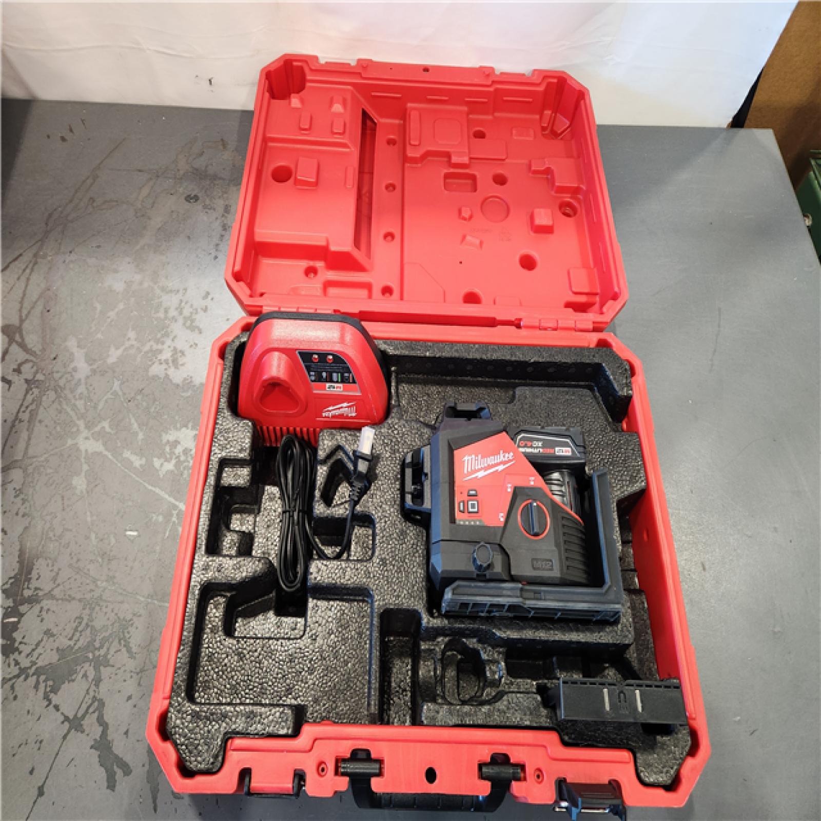 AS-IS- Milwaukee-M12 Green Beam Laser 360° 3-Plane Kit