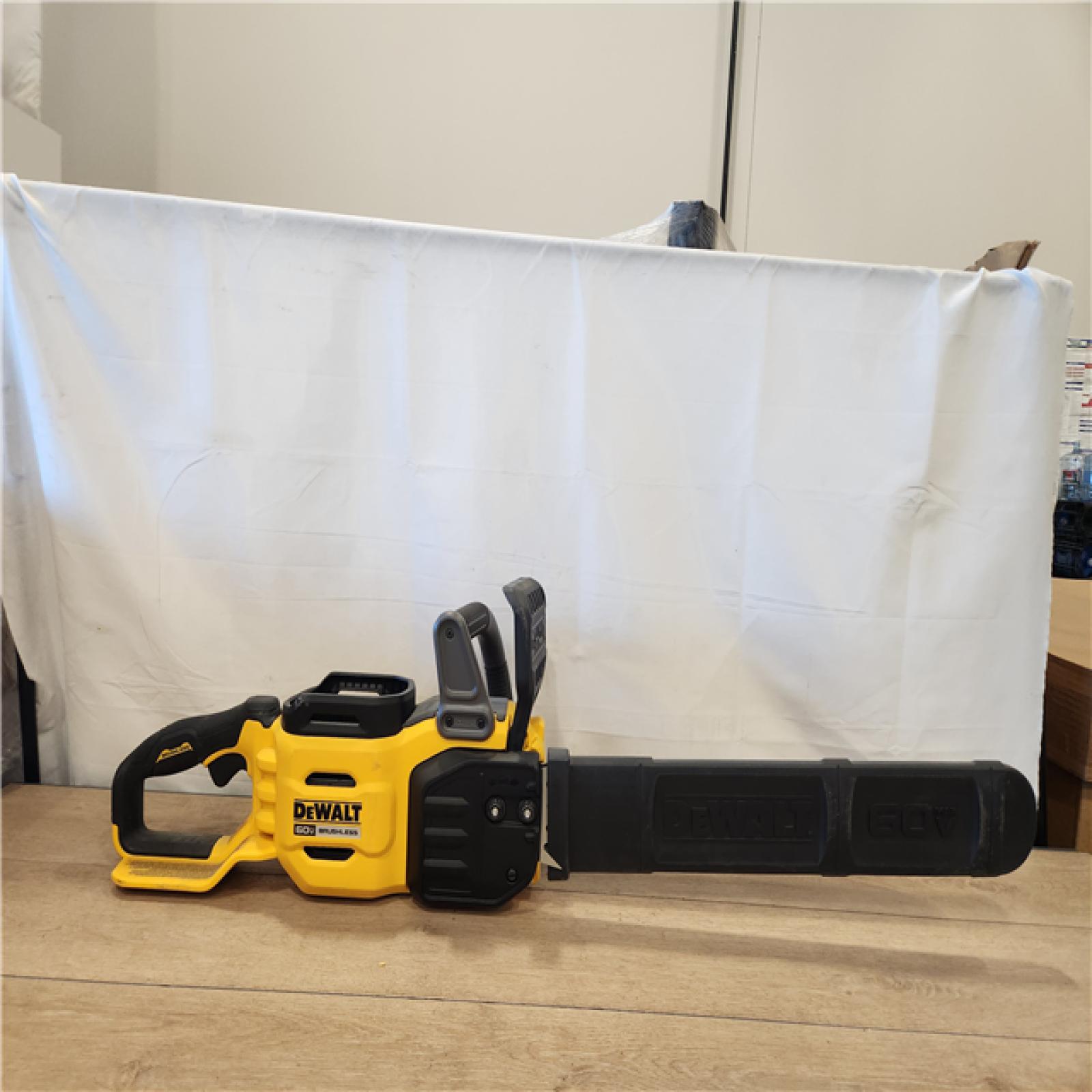 AS-IS- DEWALT 20 in. 60-Volt Flexvolt Electric Cordless Chainsaw Kit with 20 in. Chainsaw Bar and 20 in. Chainsaw Chain 68 Drive Link