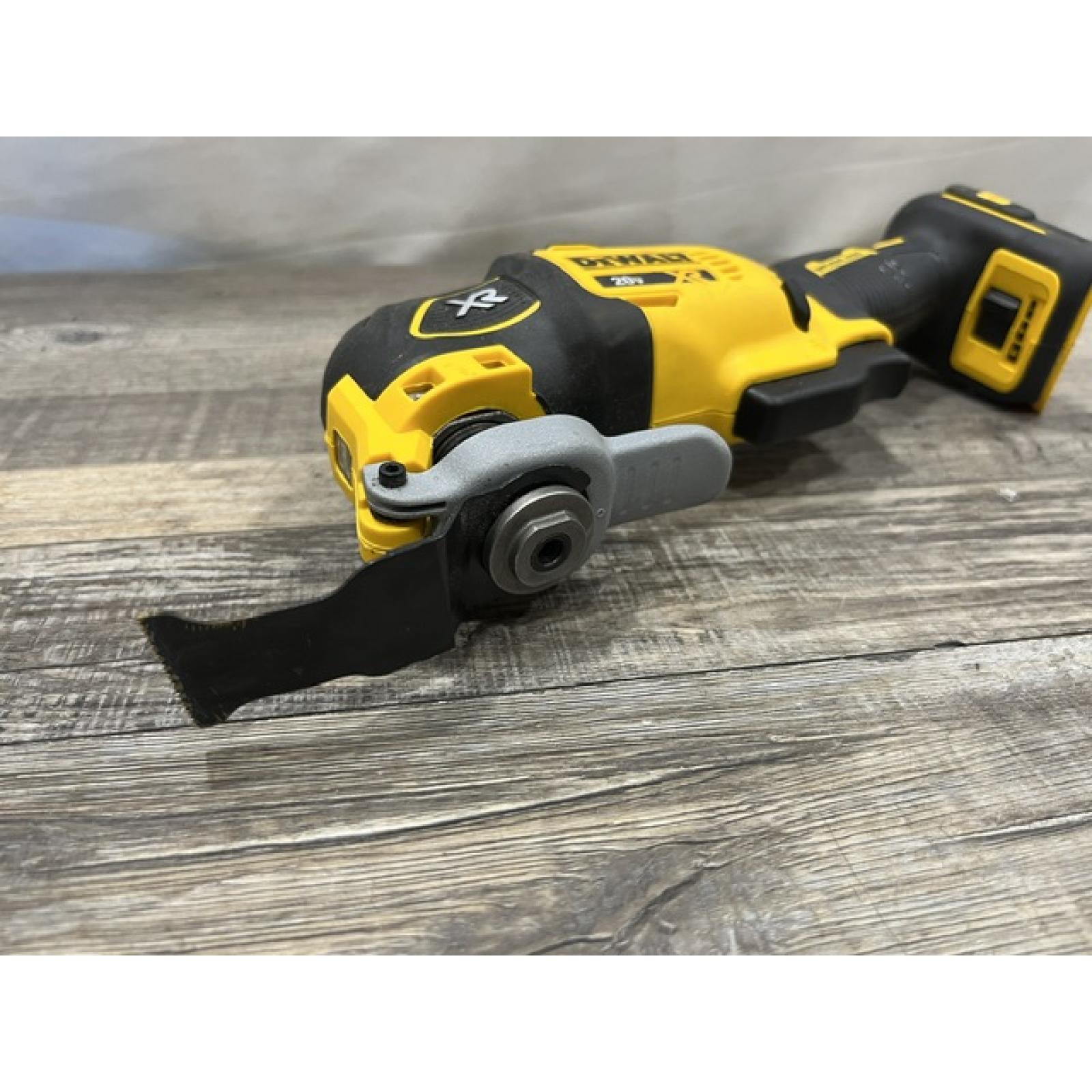 AS-IS DEWALT 20V MAX XR Cordless Brushless 3-Speed Oscillating Multi Tool Kit