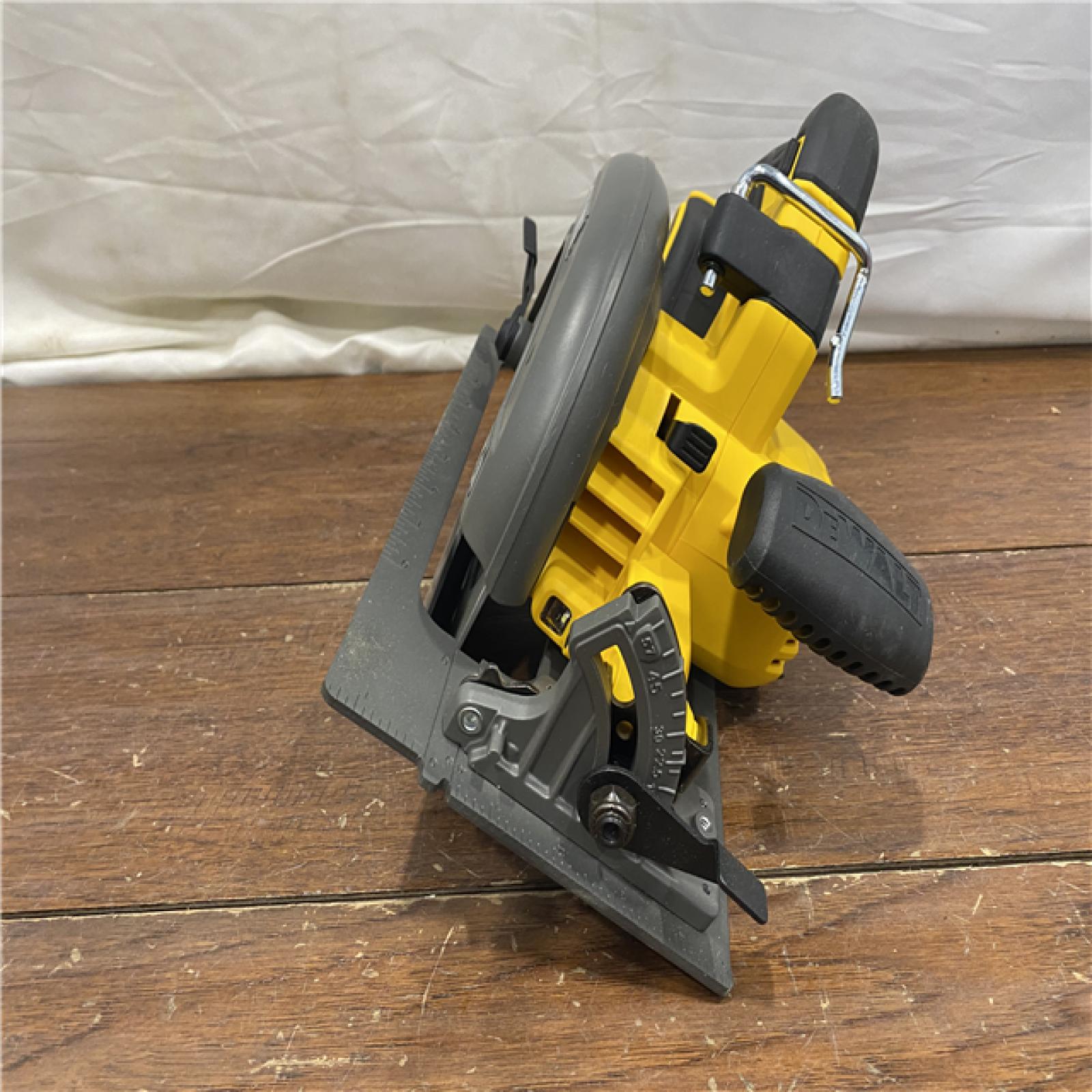 AS-IS DeWALT Flexvolt Max 7-1/4  60V Brushless Circular Saw DCS578B