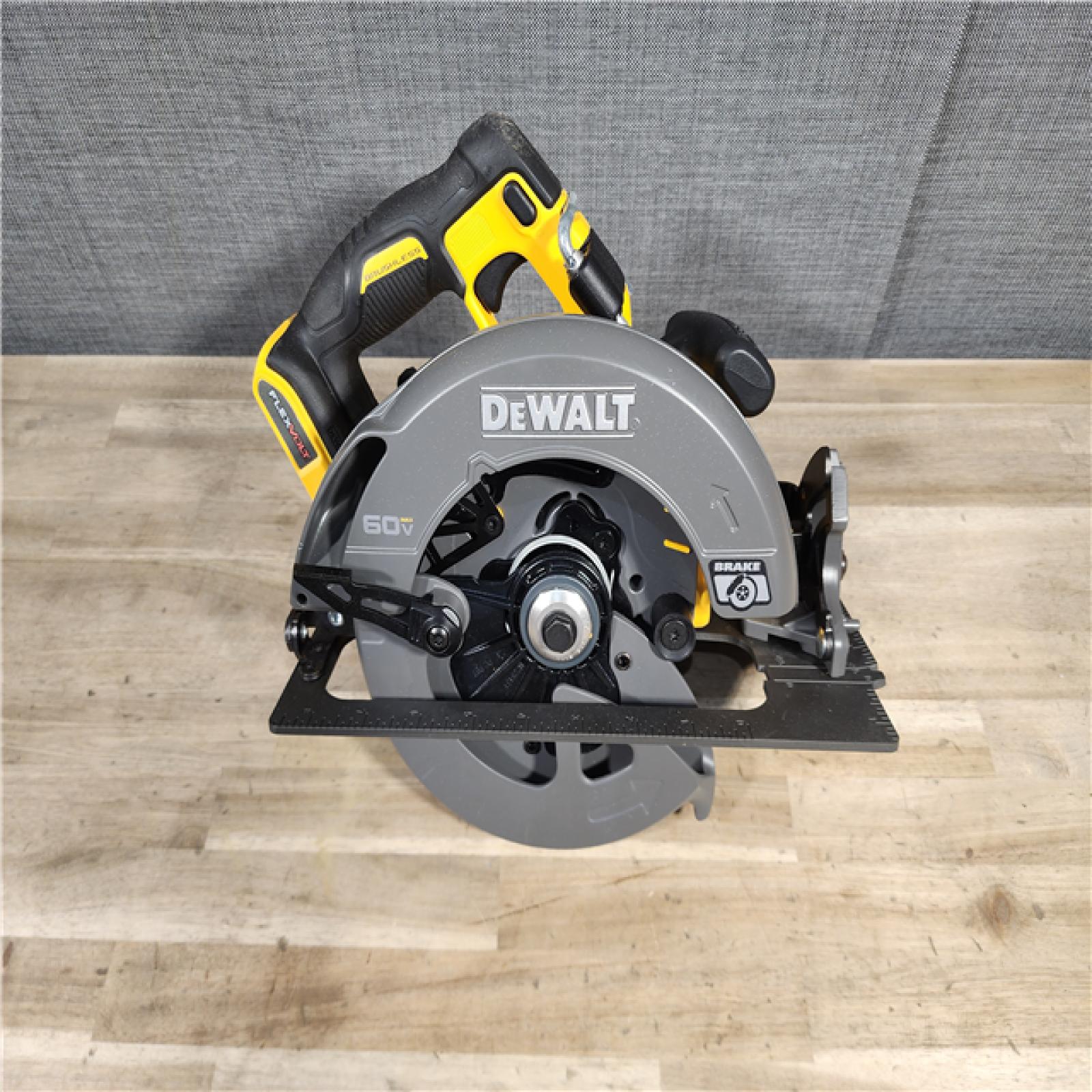 HOUSTON LOCATION - AS-IS DeWALT Flexvolt Max 7-1/4  60V Brushless Circular Saw (Tool Only)