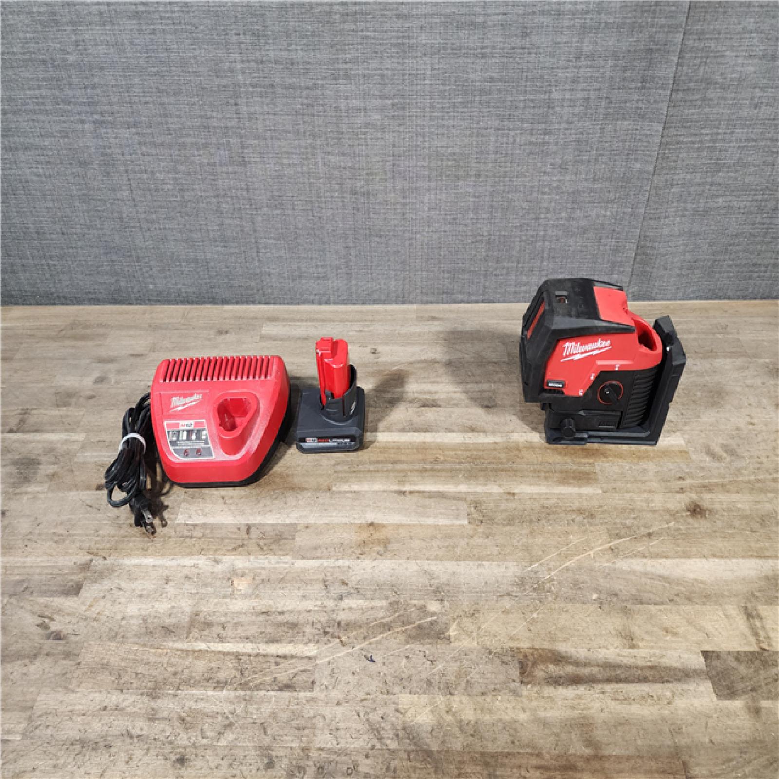 HOUSTON LOCATION - AS-IS Milwaukee Green 125 Ft. Cross Line and Plumb Points Laser Level Kit