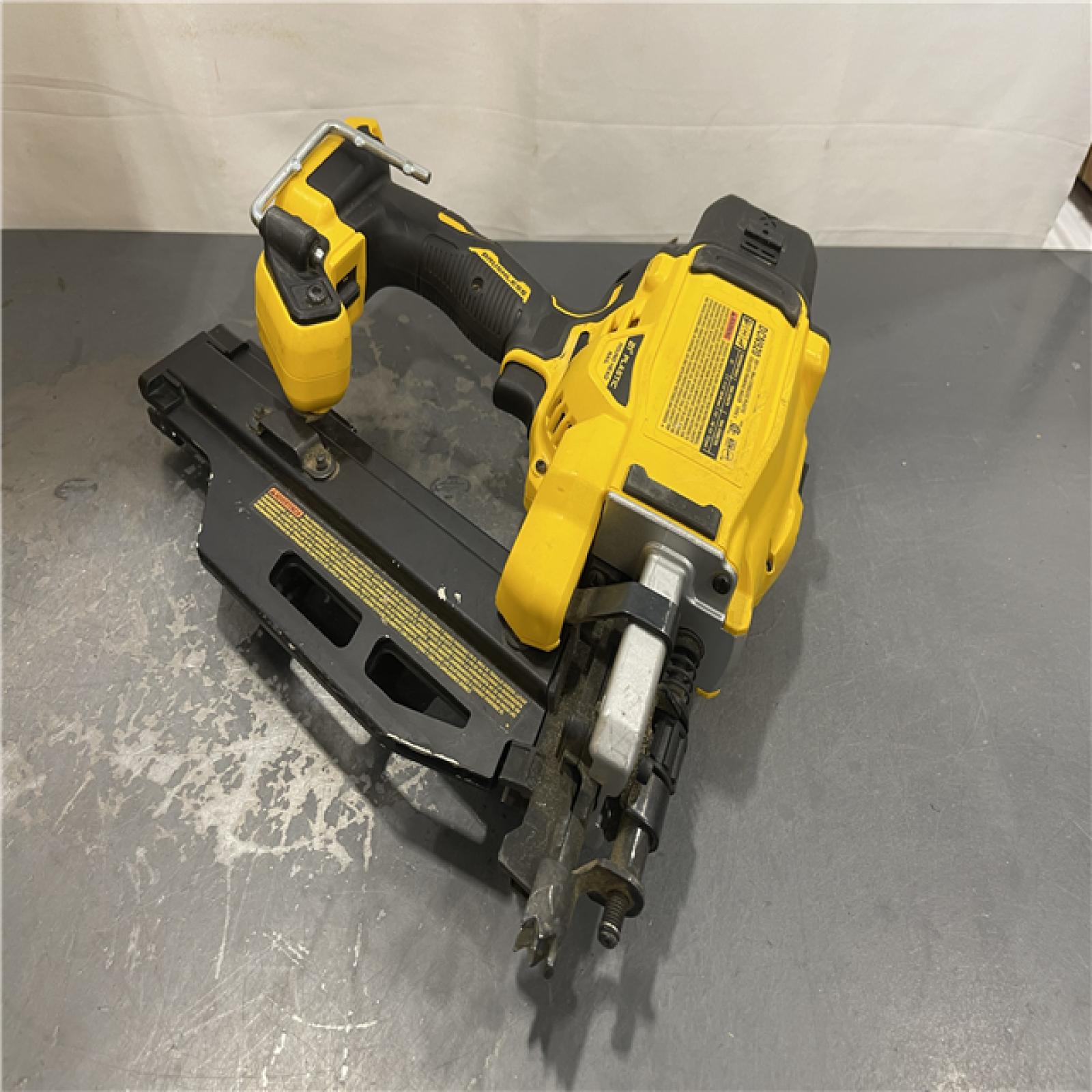 AS-IS - DEWALT 20-Volt 21° Cordless Framing Nailer