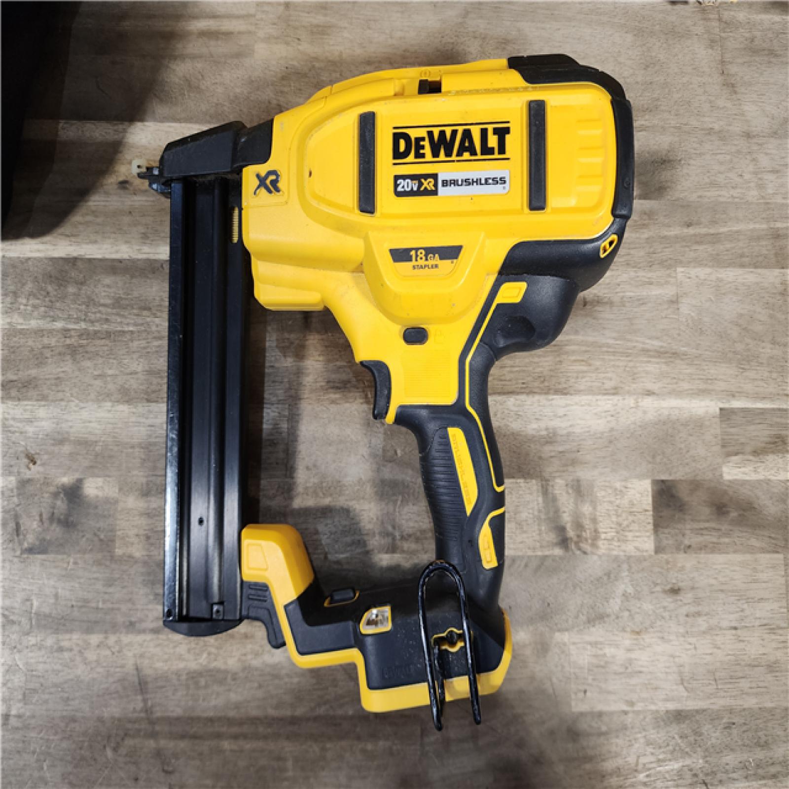 HOUSTON LOCATION - AS-IS DEWALT DCN681D1 20V 18Ga Stapler Kit