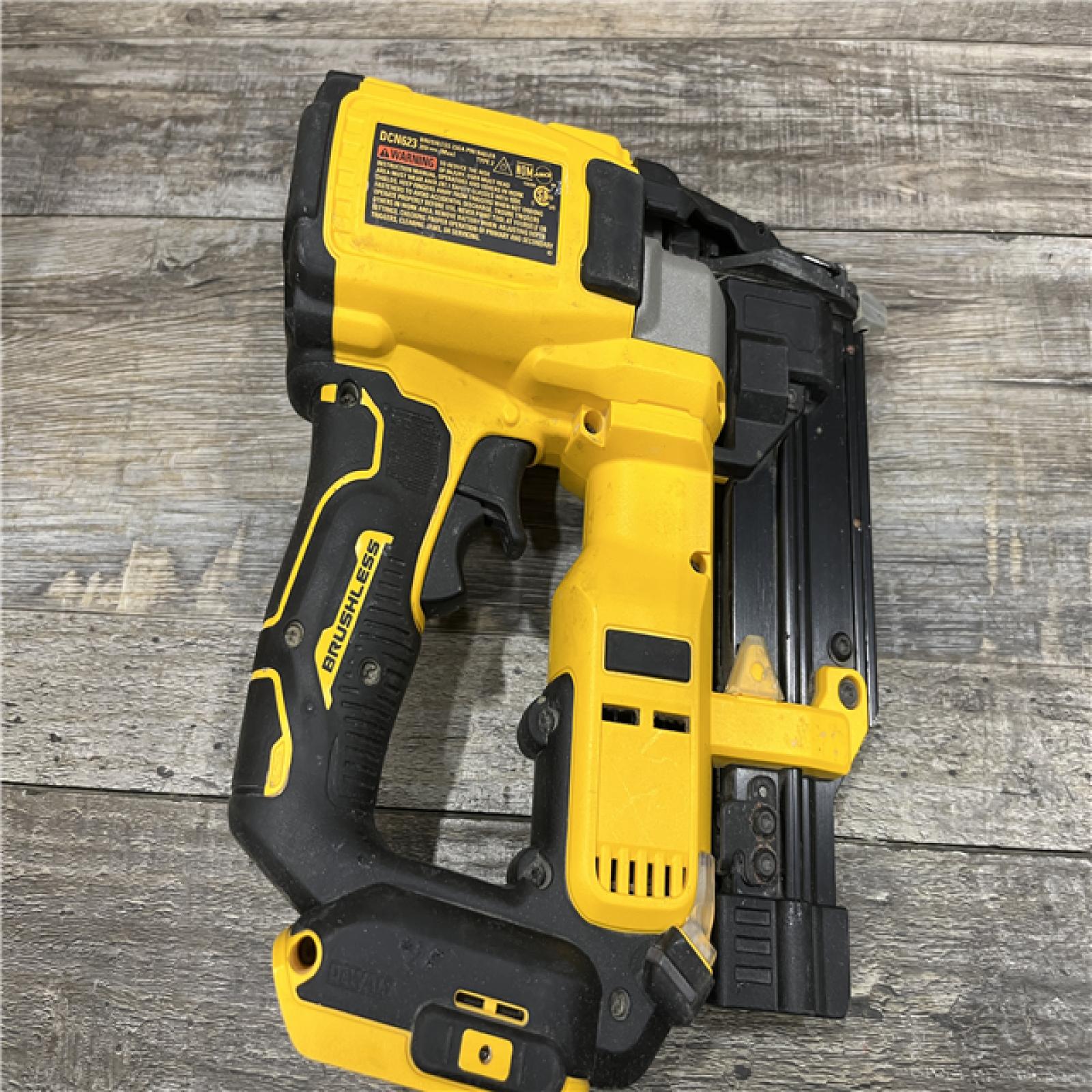 AS-IS DEWALT ATOMIC 20V MAX Lithium Ion Cordless 23 Gauge Pin Nailer Kit