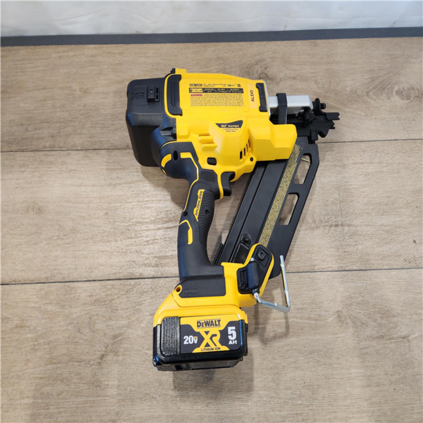 AS-IS- DEWALT 20-Volt 30° Cordless Framing Nailer Kit