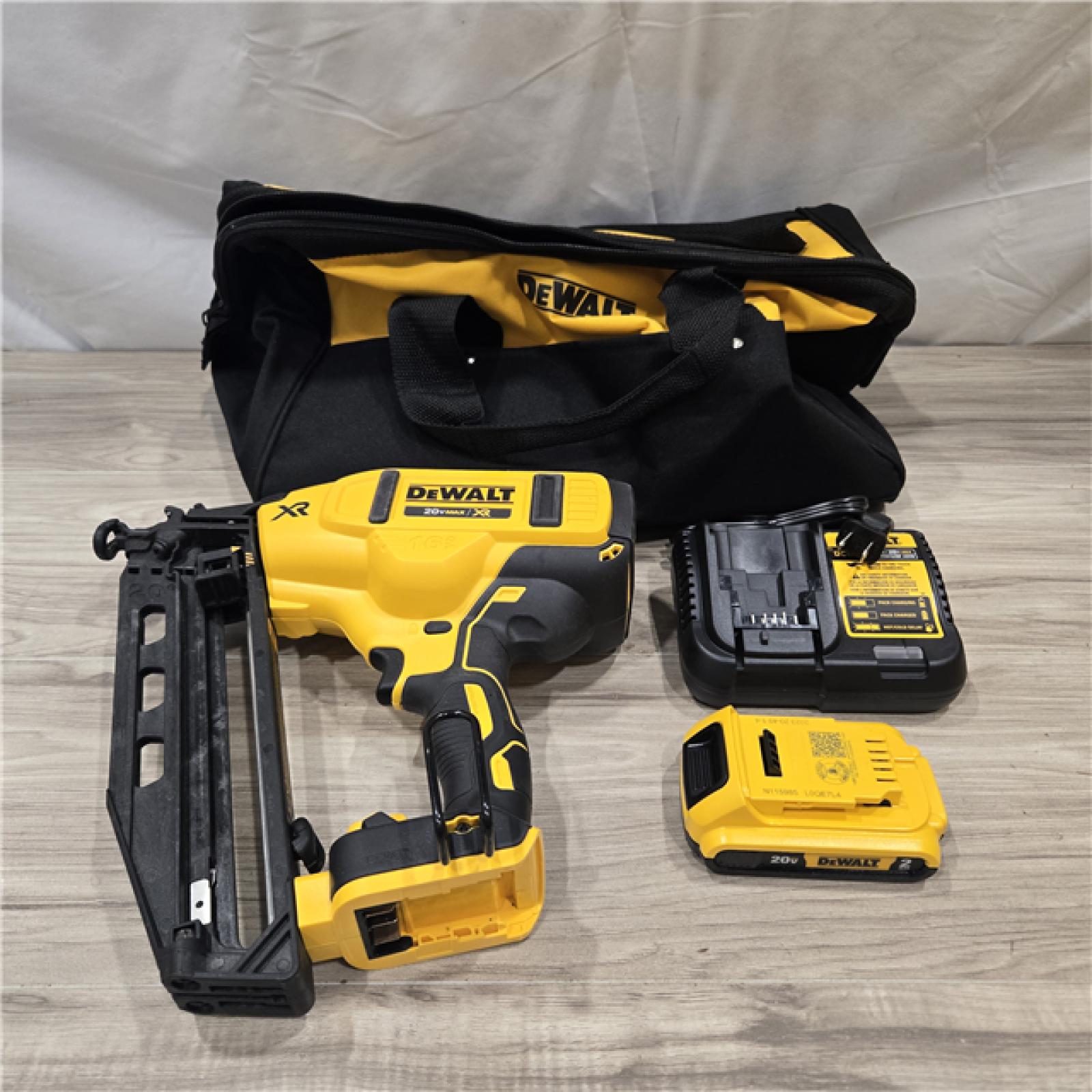 AS-IS DeWalt 20V 16 Gauge Cordless Angled Finish Nailer Kit