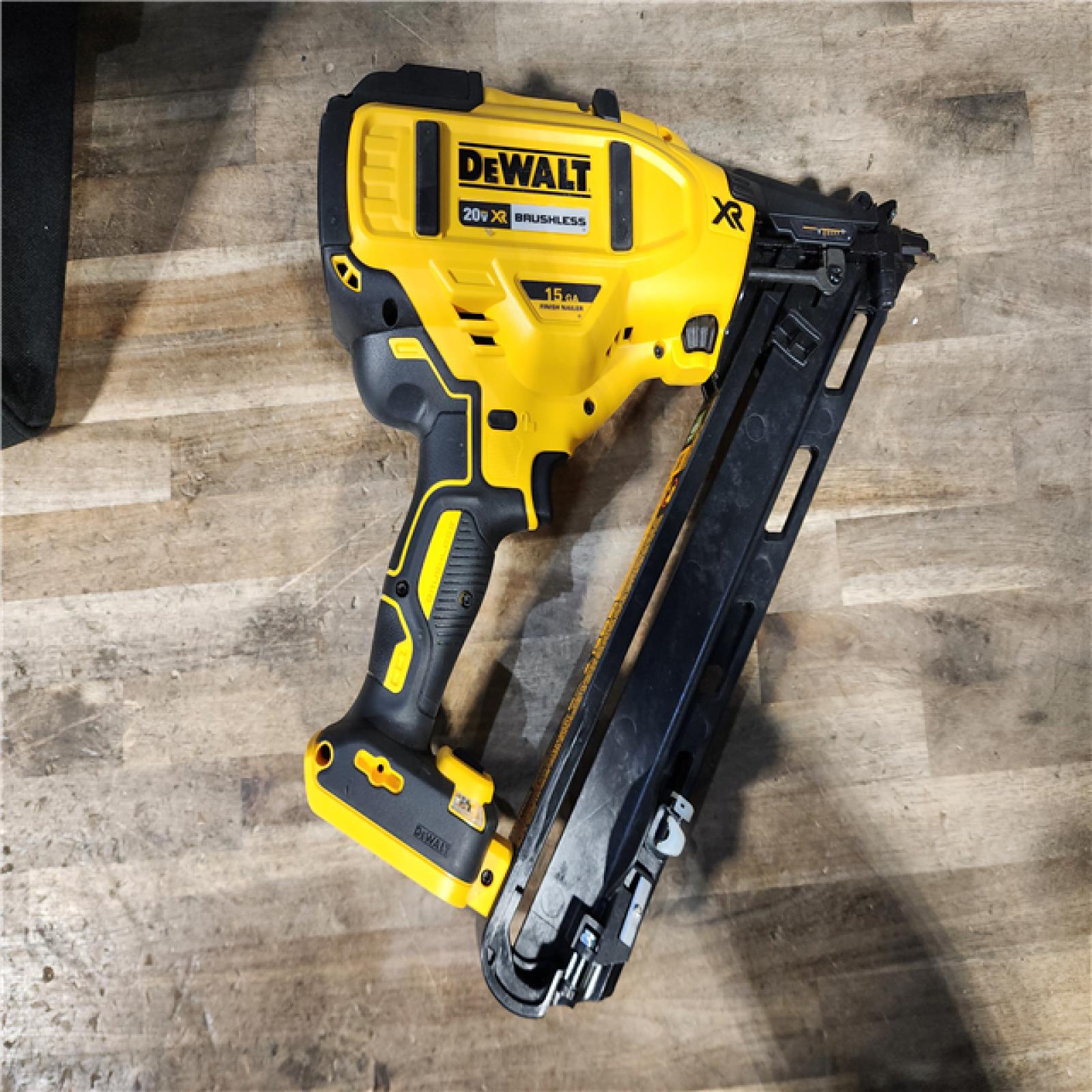 HOUSTON LOCATION - AS-IS DeWalt 15 GA ANGLED FINISH NAILER KIT W/ BATTERY & CHARGER