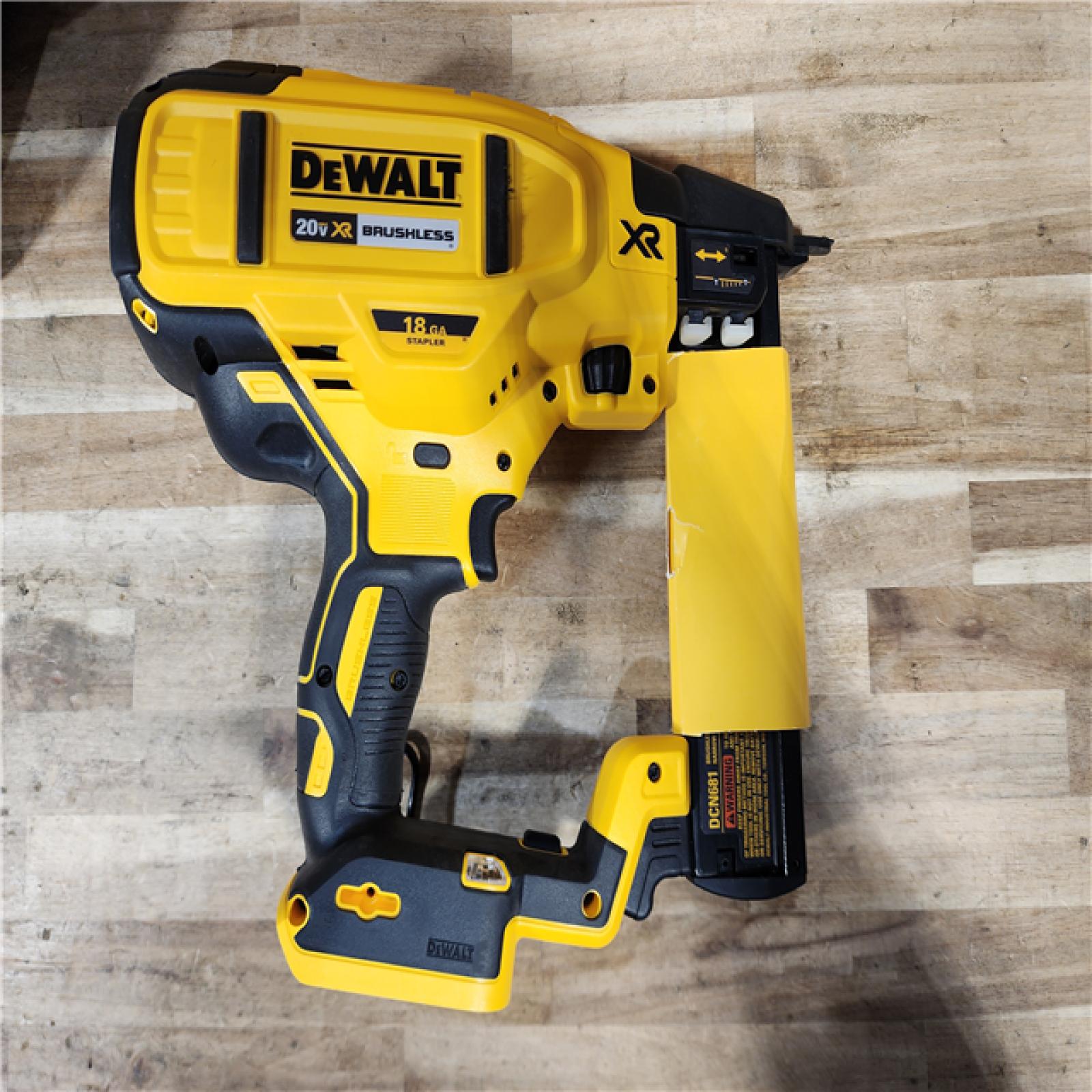 HOUSTON LOCATION - AS-IS DEWALT 20V MAX XR Lithium-Ion Cordless 18-Gauge Narrow Crown Stapler Kit