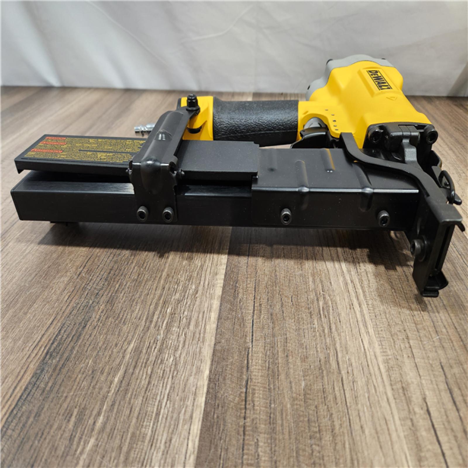 LIKE NEW! - DeWalt 16 Gauge 1 Crown 2 Lathing Stapler
