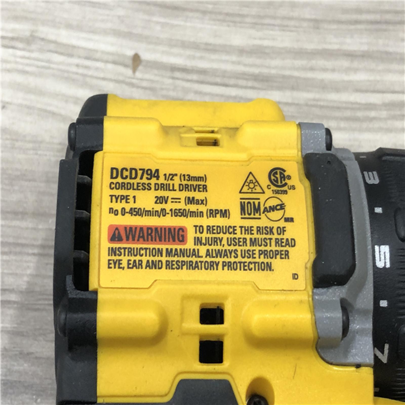 AS-IS DEWALT ATOMIC COMPACT SERIES 20V MAX* Cordless 1/2 Drill/Driver Kit