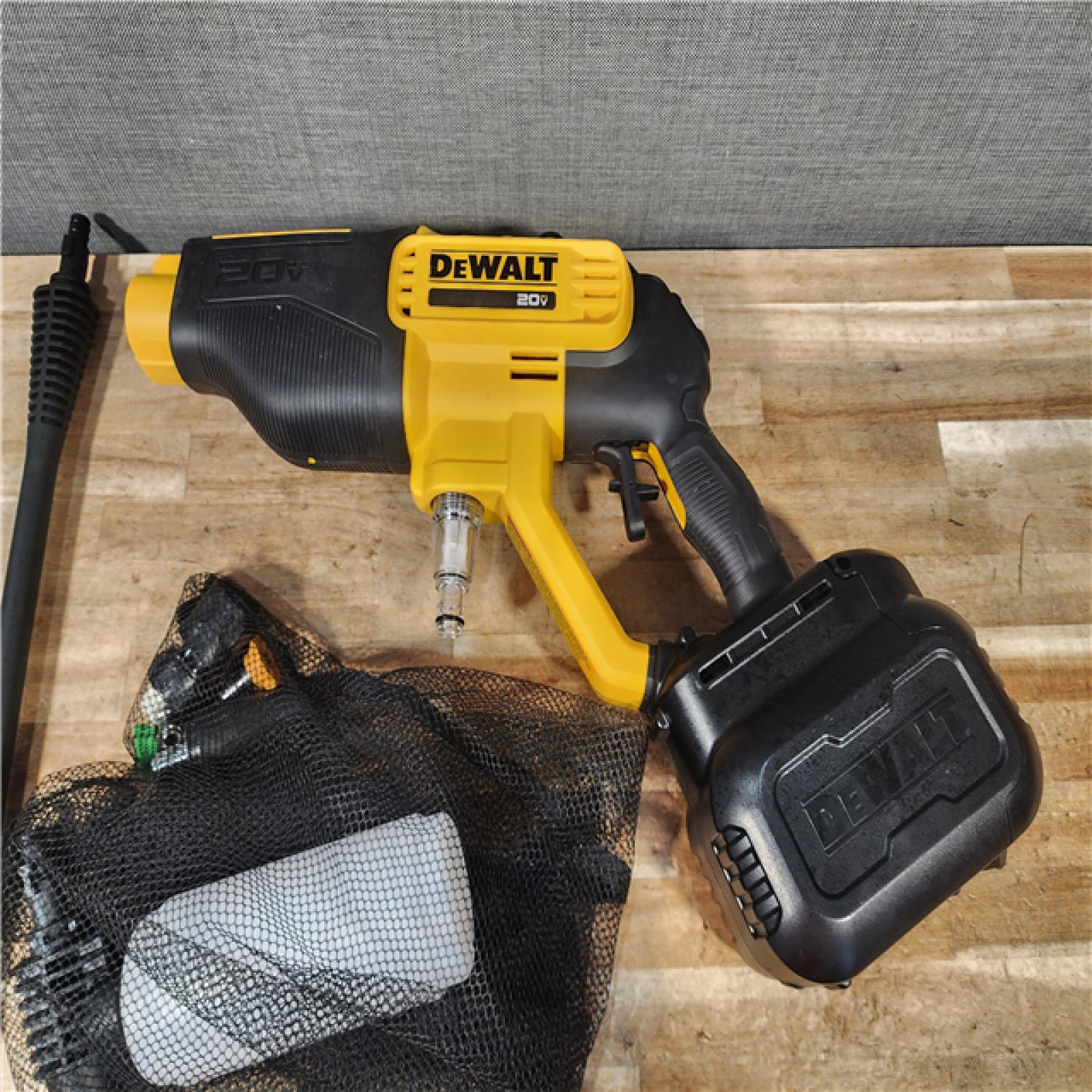 HOUSTON LOCATION - AS - IS DEWALT 20V MAX 550 PSI 1.0 GPM Cold Water Cordless Power Cleaner with 4-Nozzles (Tool Only)