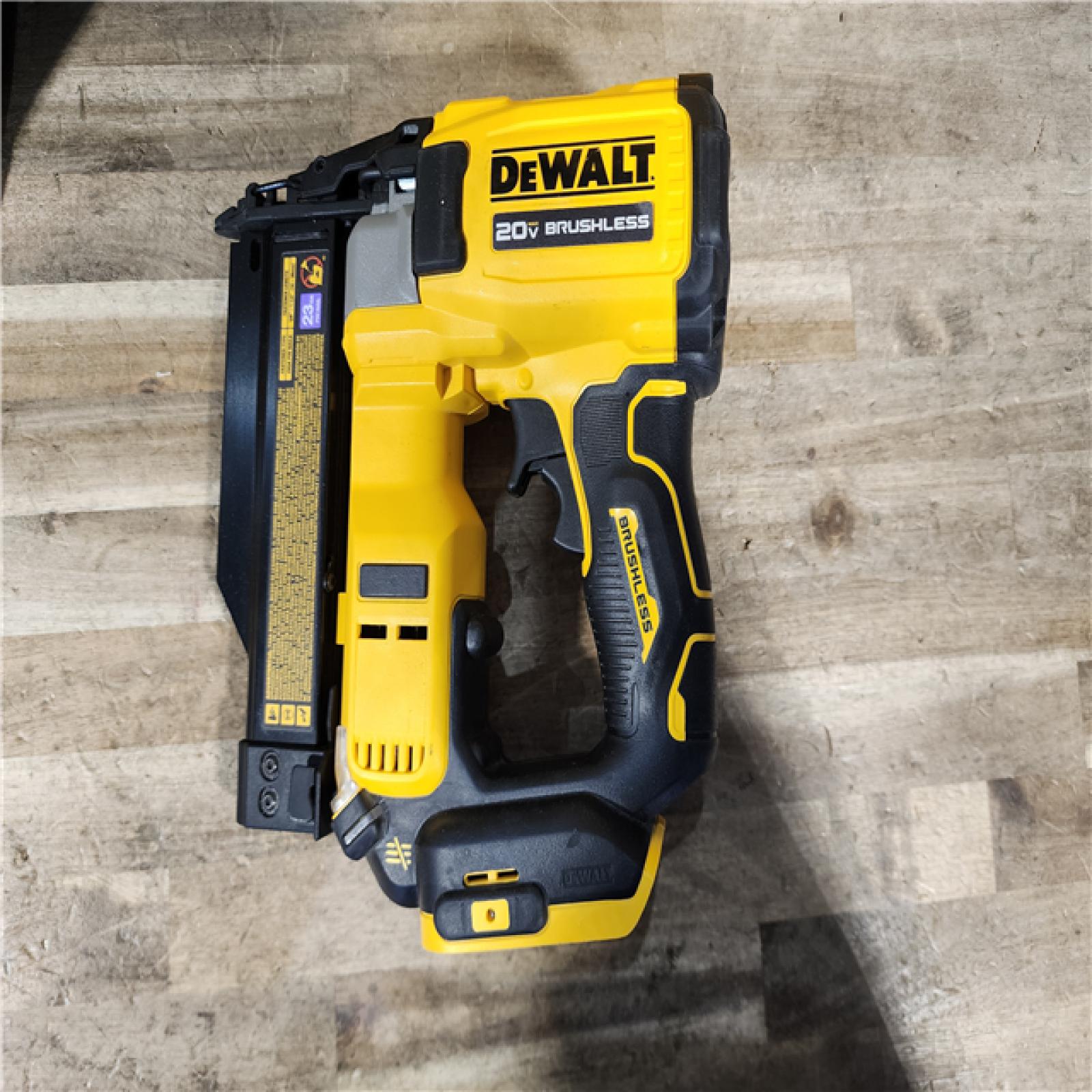 HOUSTON LOCATION - AS-IS DEWALT ATOMIC 20V MAX Lithium Ion Cordless 23 Gauge Pin Nailer Kit