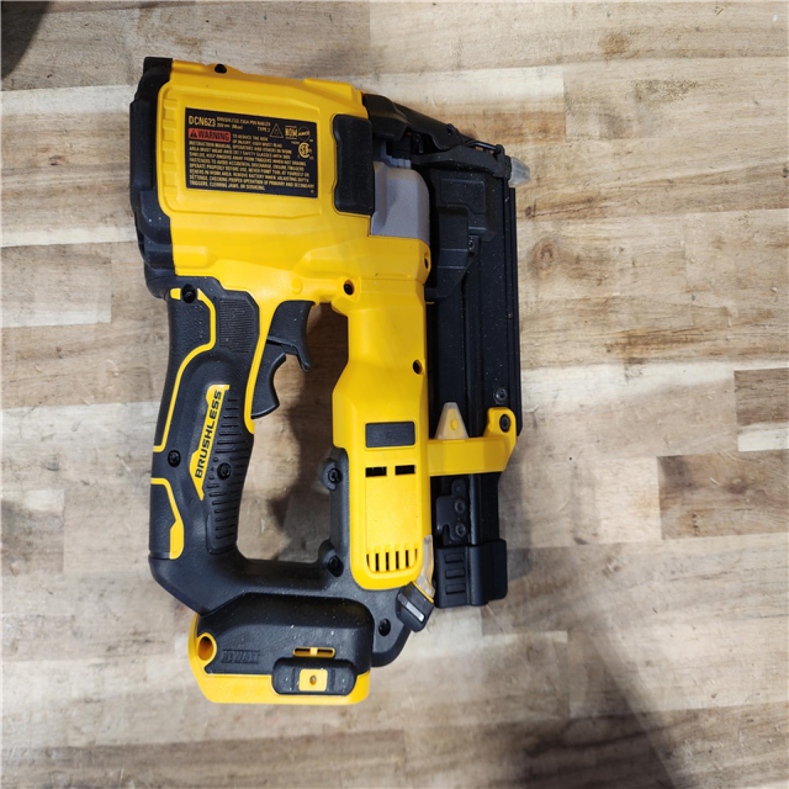 HOUSTON LOCATION - AS-IS DEWALT ATOMIC 20V MAX Lithium Ion Cordless 23 Gauge Pin Nailer Kit