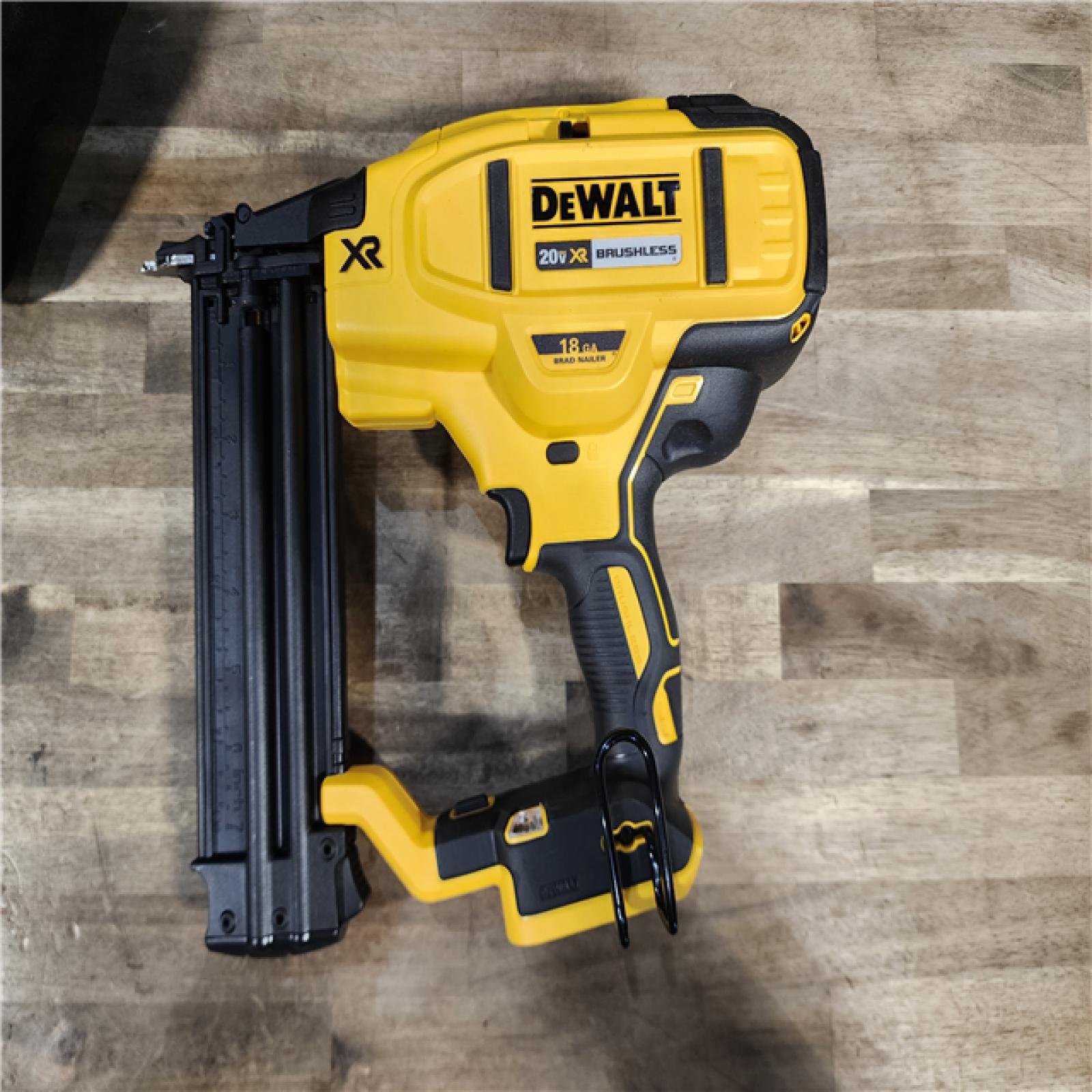 HOUSTON LOCATION - AS-IS DEWALT 20V MAX XR 18 Gauge Brad Nailer Kit