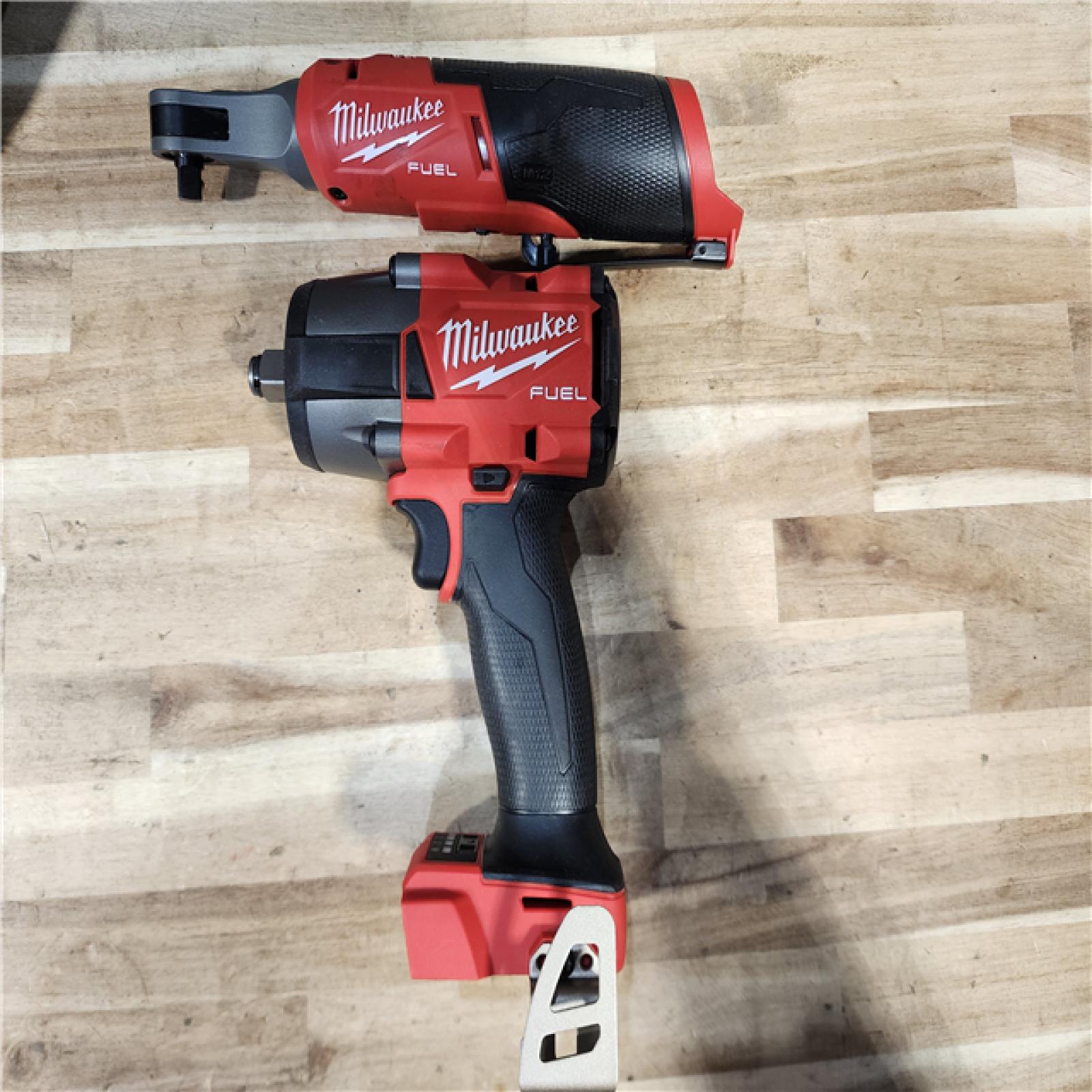 HOUSTON LOCATION - AS-IS MILWAUKEE 2 TOOL COMBO KIT W/ (2) BATTERY & CHARGER
