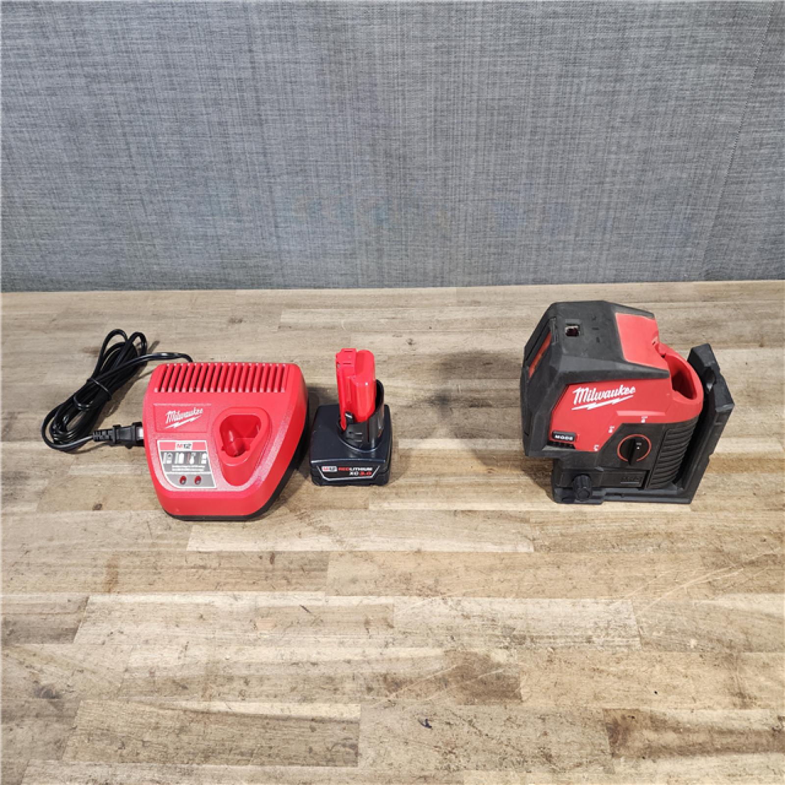 HOUSTON LOCATION - AS-IS Milwaukee Green 125 Ft. Cross Line and Plumb Points Laser Level Kit