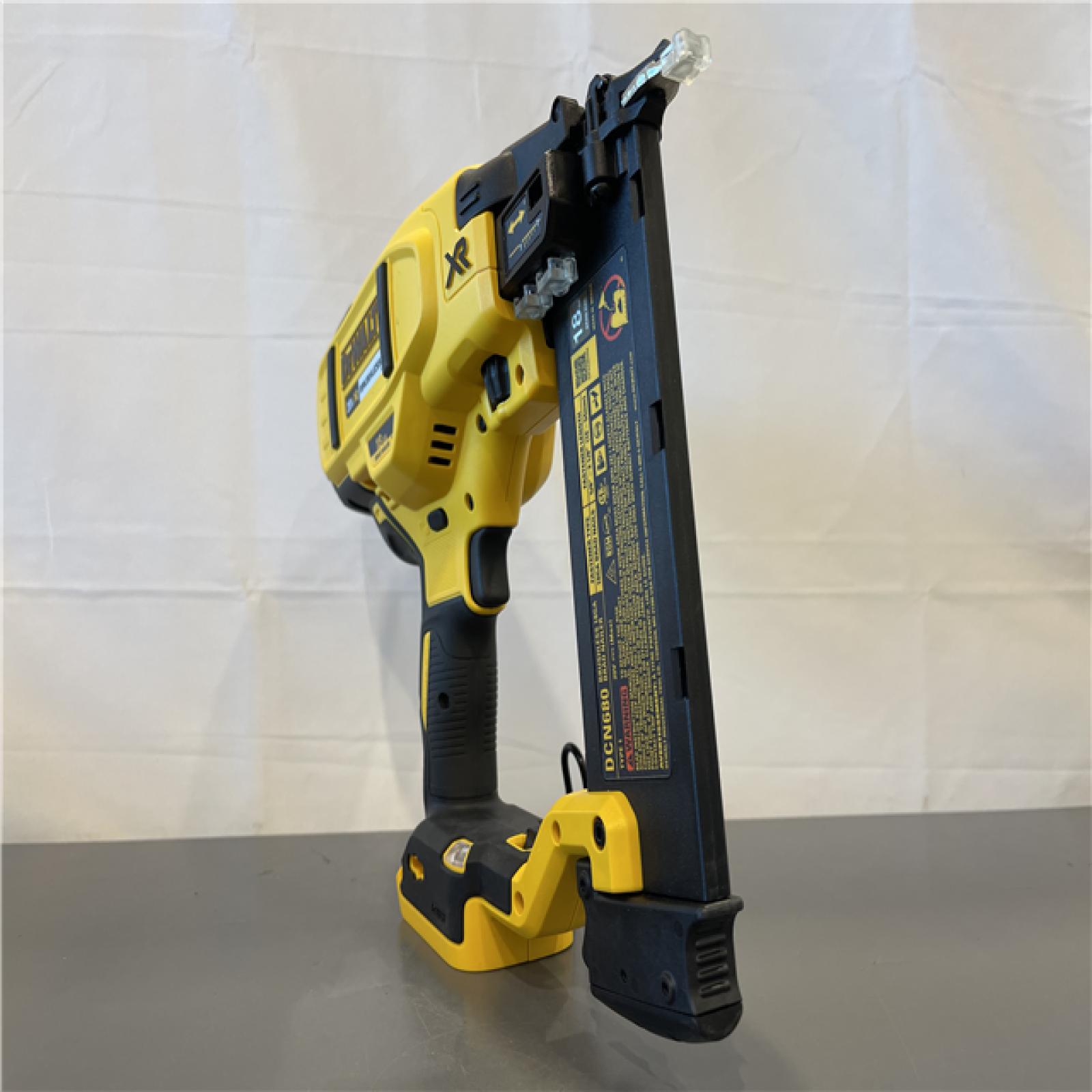 Like New! - DeWalt 20V MAX XR Lithium-Ion Electric Cordless 18-Gauge Brad Nailer (Tool Only)