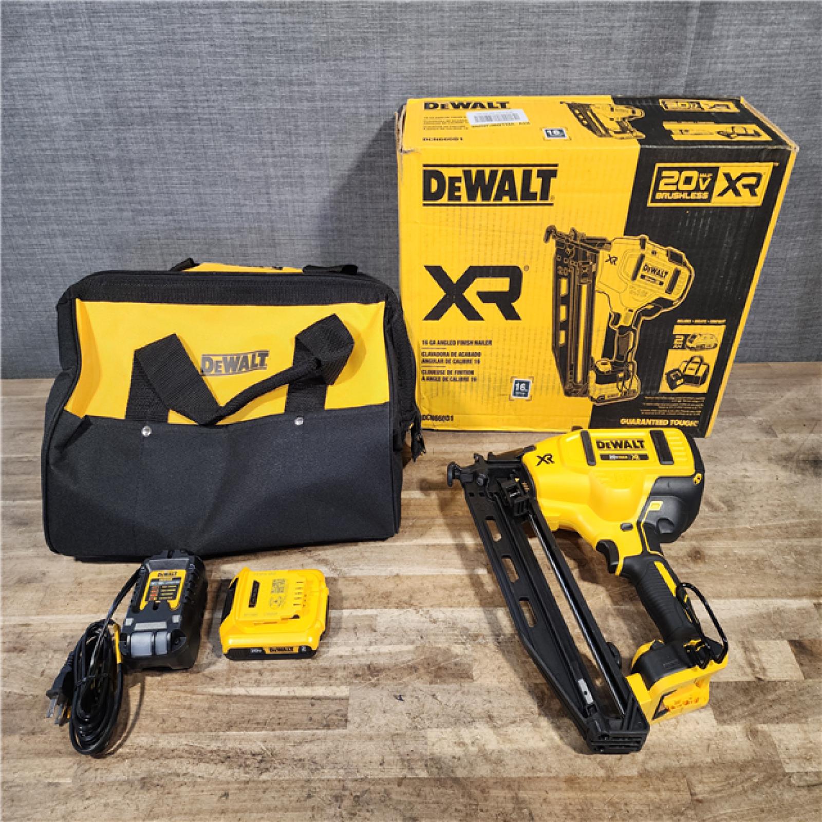 HOUSTON LOCATION - AS-IS DEWALT 20V MAX XR 16-Gauge Electric Cordless Angled Finishing Nailer Kit