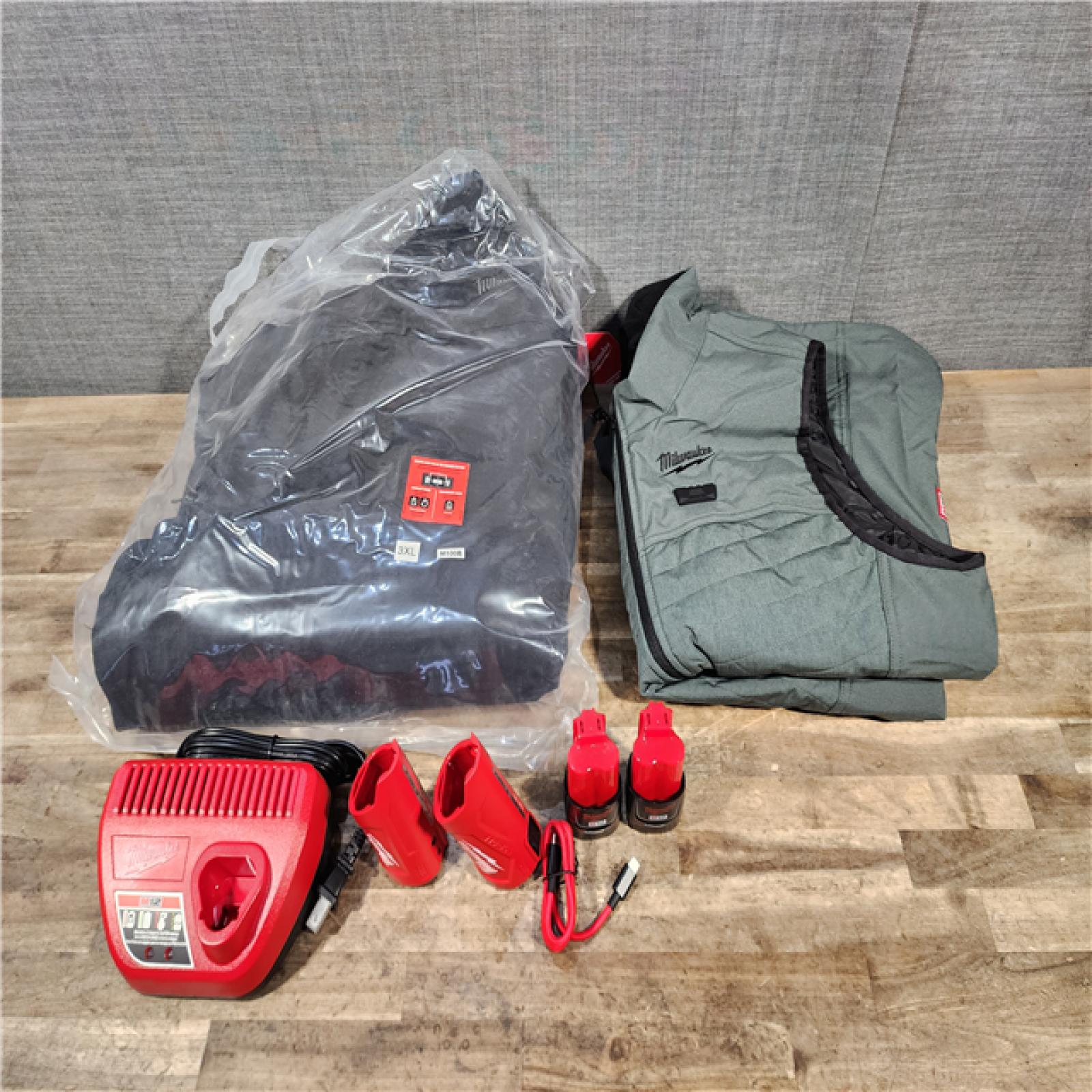 HOUSTON LOCATION - AS-IS MILWAUKEE 2 HEATED CLOTHING COMBO KIT