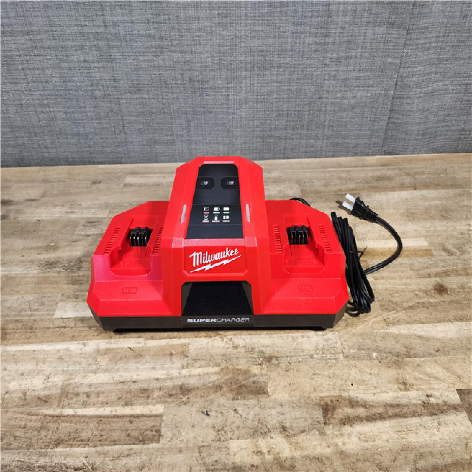 HOUSTON LOCATION - AS-IS Milwaukee M18 18V Dual Bay Simultaneous Super Charger