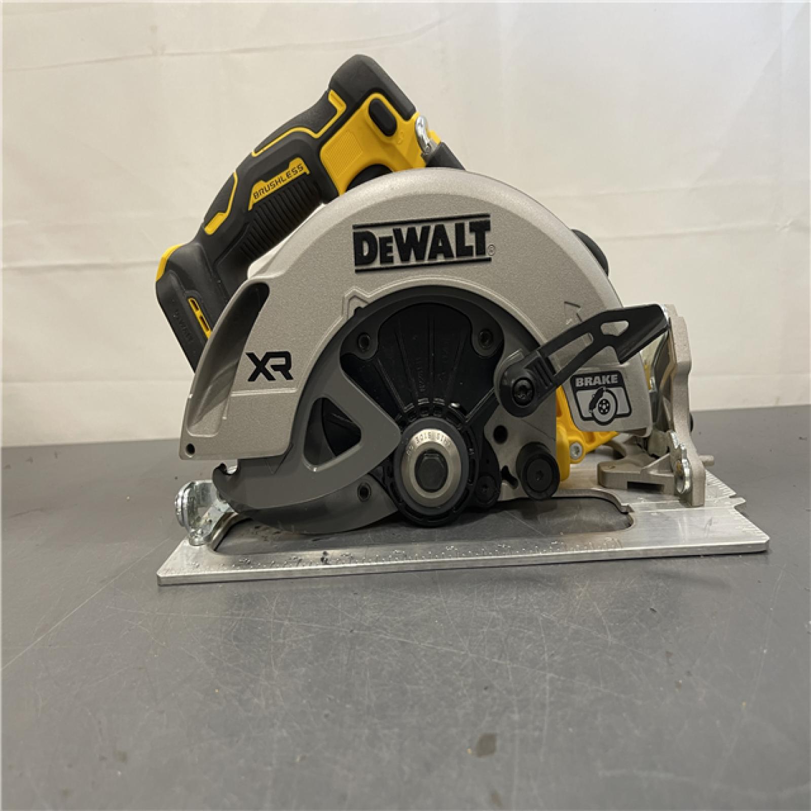 AS-IS - DEWALT 20-Volt MAX 7-1/4 in. Cordless Circular Saw