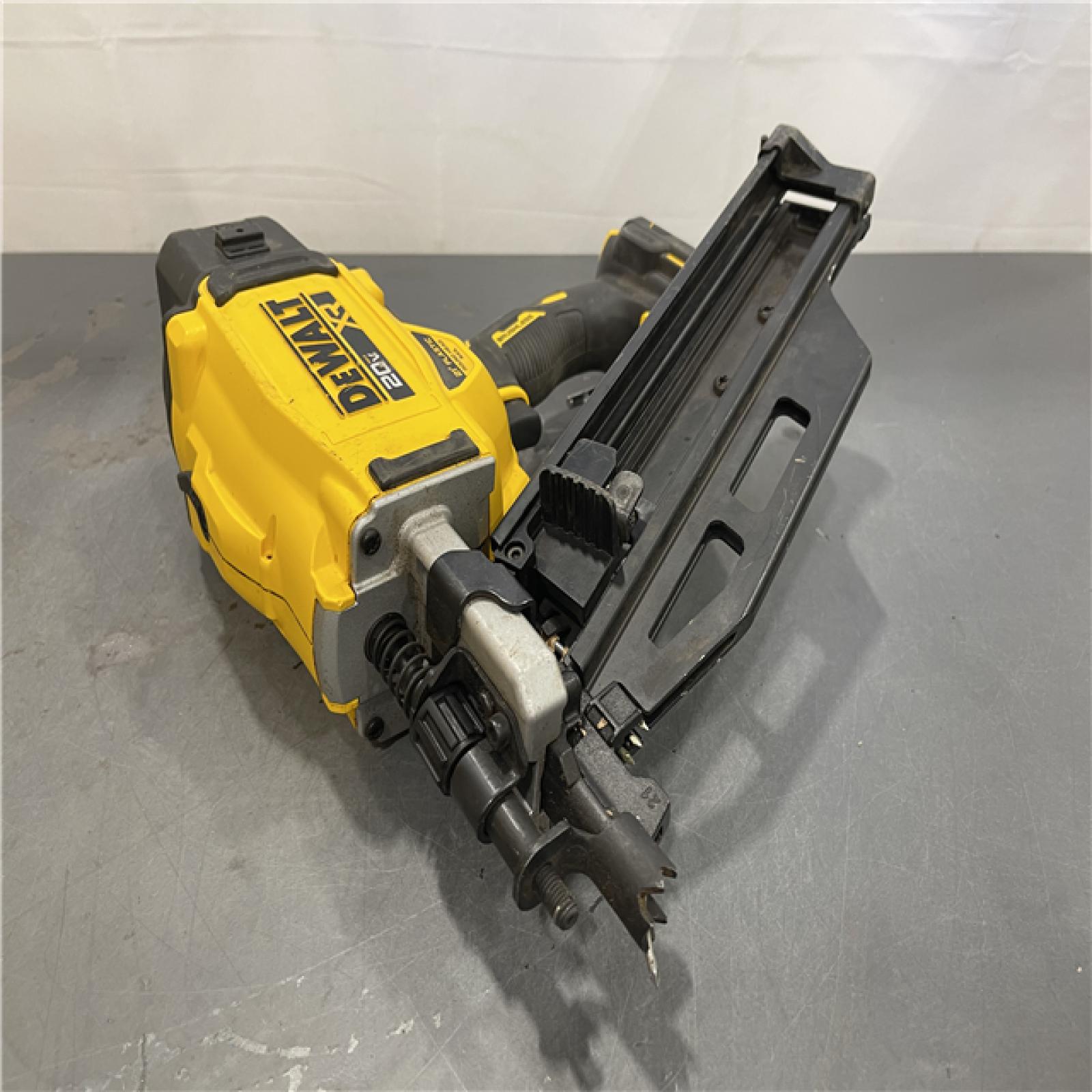 AS-IS - DEWALT 20-Volt 21° Cordless Framing Nailer