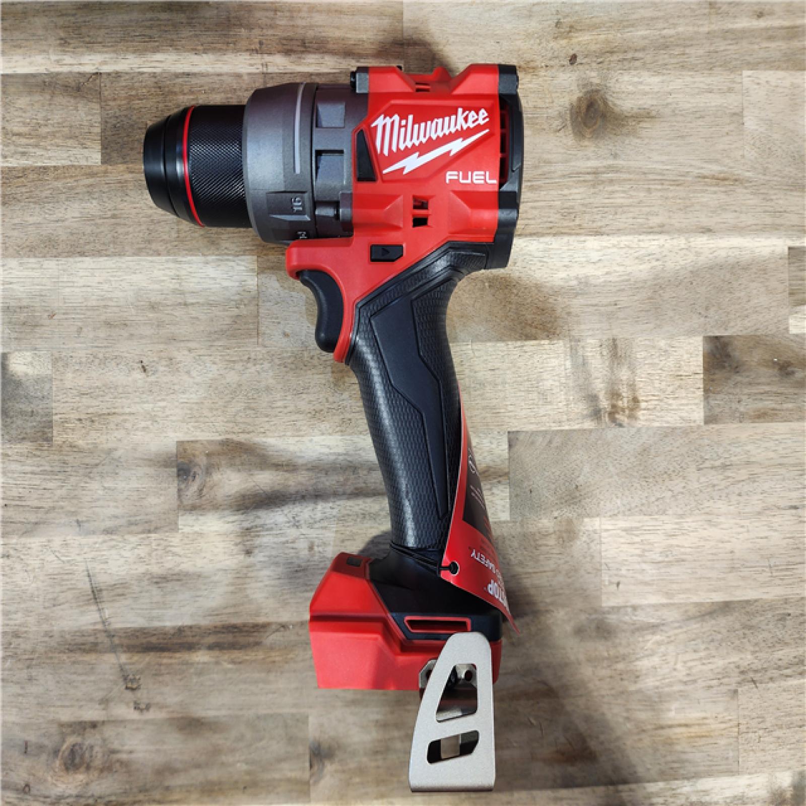 HOUSTON LOCATION - AS-IS (APPEARS LIKE NEW) Milwaukee M18 FUEL Lithium-Ion Brushless Cordless 1/2 Drill/Driver Kit