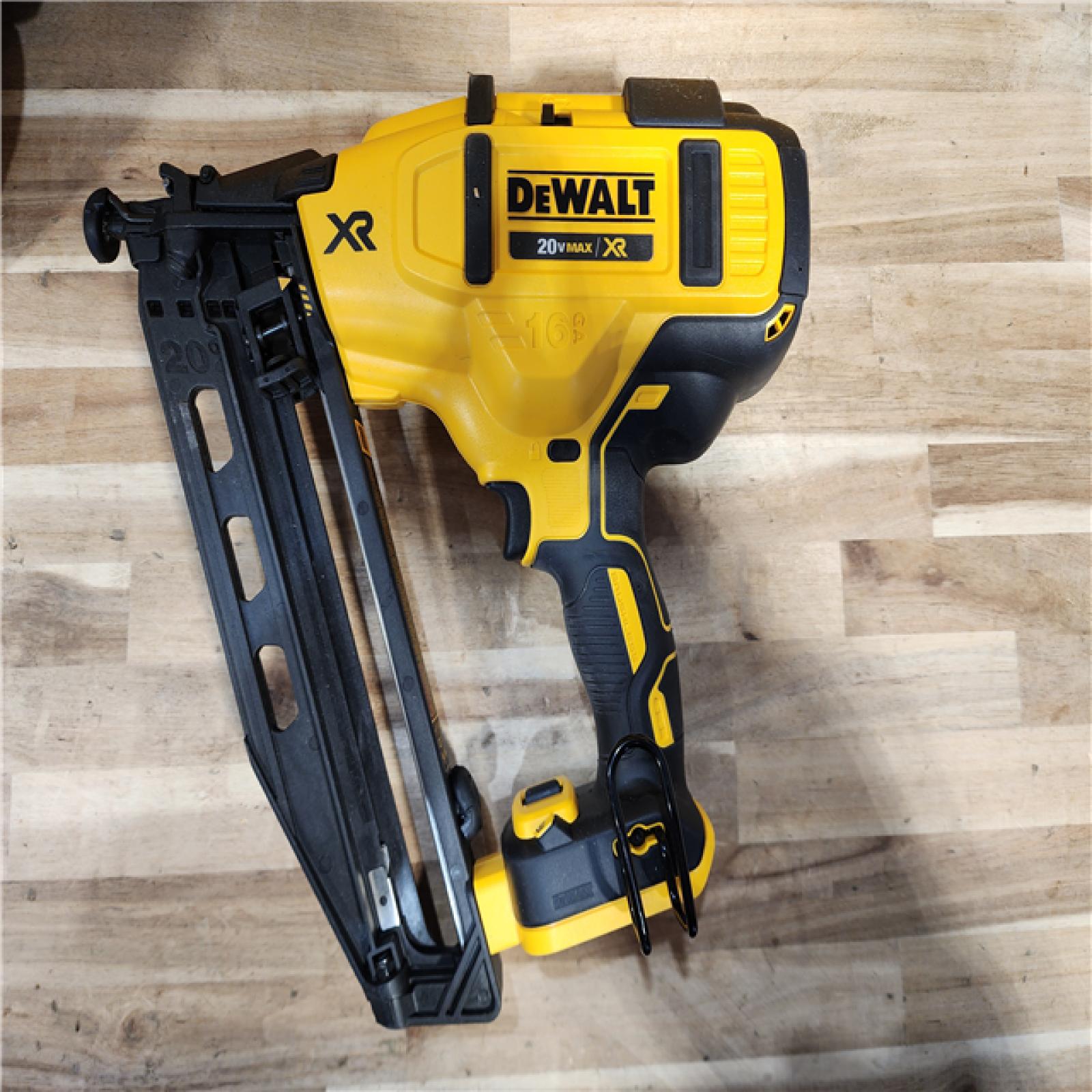 HOUSTON LOCATION - AS-IS (APPEARS LIKE NEW) DEWALT 20V MAX XR 16-Gauge Electric Cordless Angled Finishing Nailer Kit