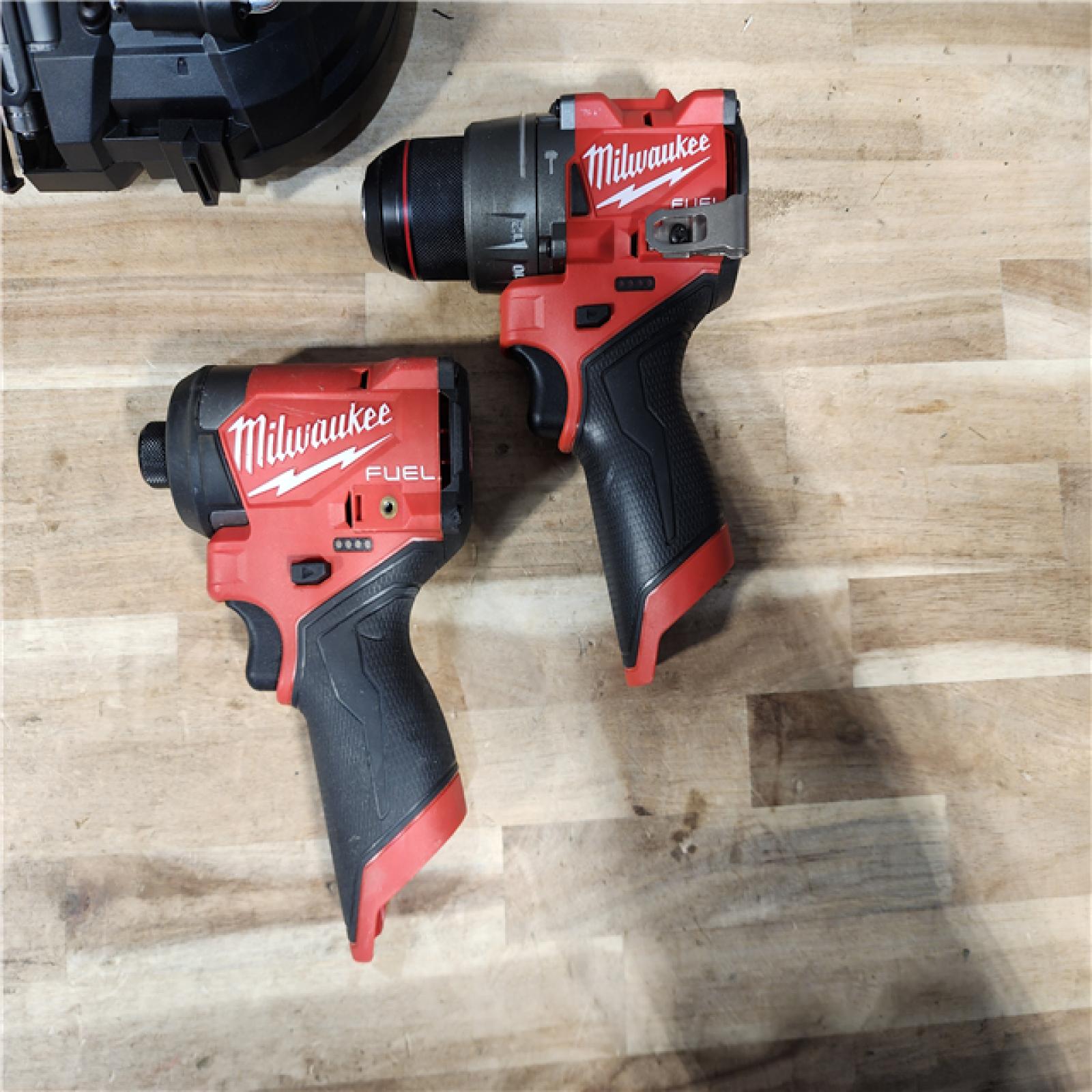 HOUSTON LOCATION - AS-IS MILWAUKEE 3 TOOL COMBO KIT W/ (2) BATTERY & CHARGER