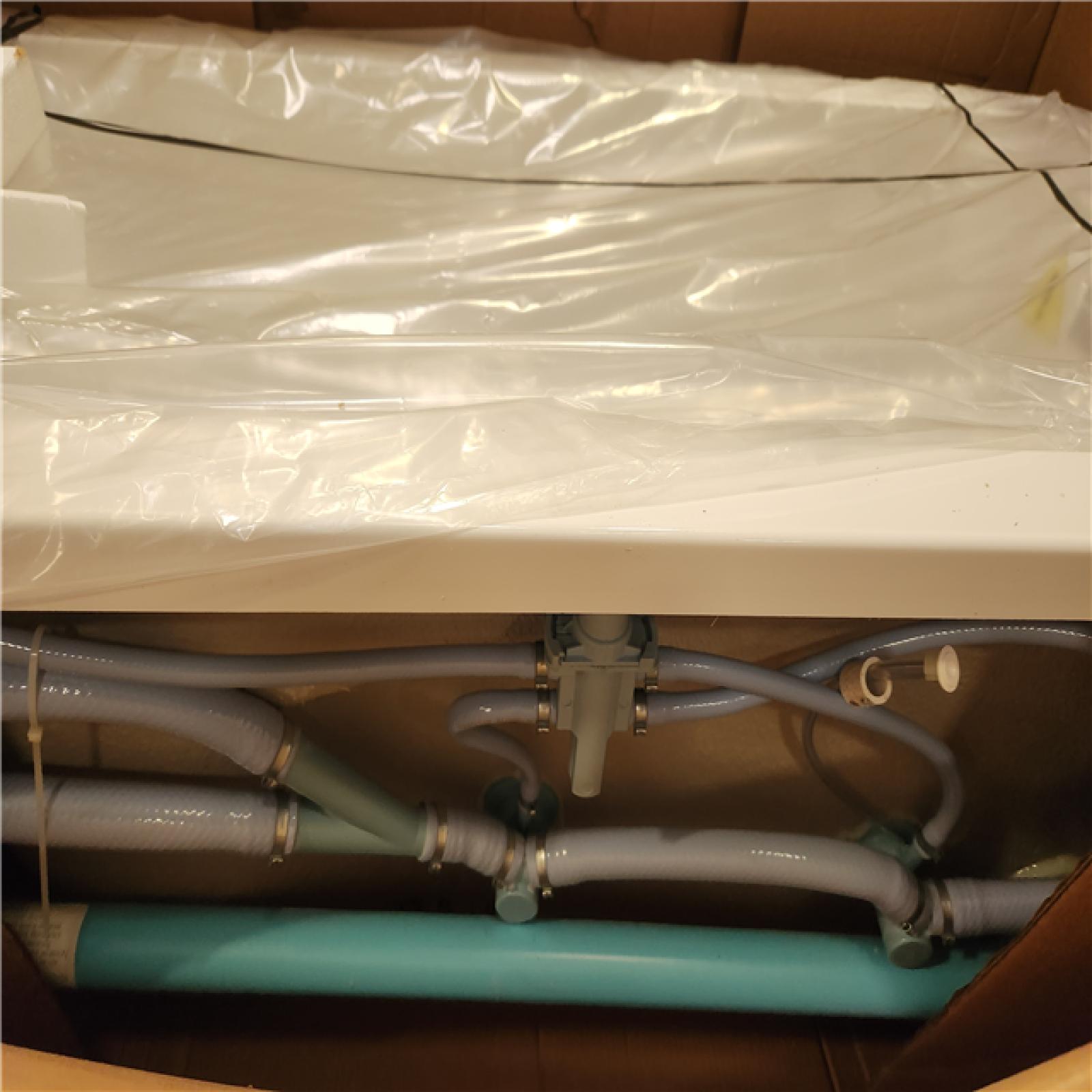 Phoenix NEW American Standard Evolution 60 in. x 32 in. Rectangular Whirlpool Bathtub with Reversible Drain in White