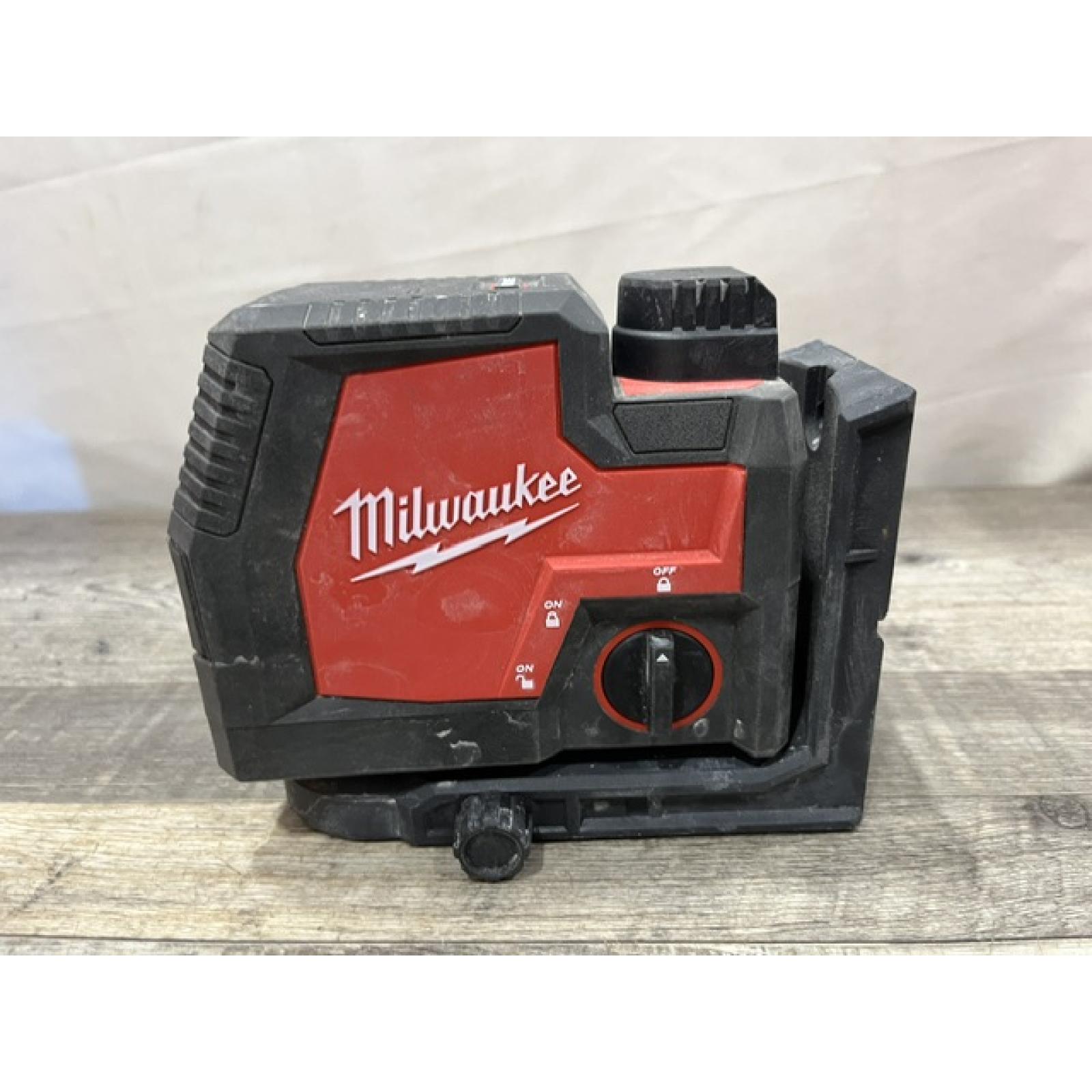 AS-IS Milwaukee 100 ft. REDLITHIUM Lithium-Ion USB Green Rechargeable Cross Line Laser Level with Charger