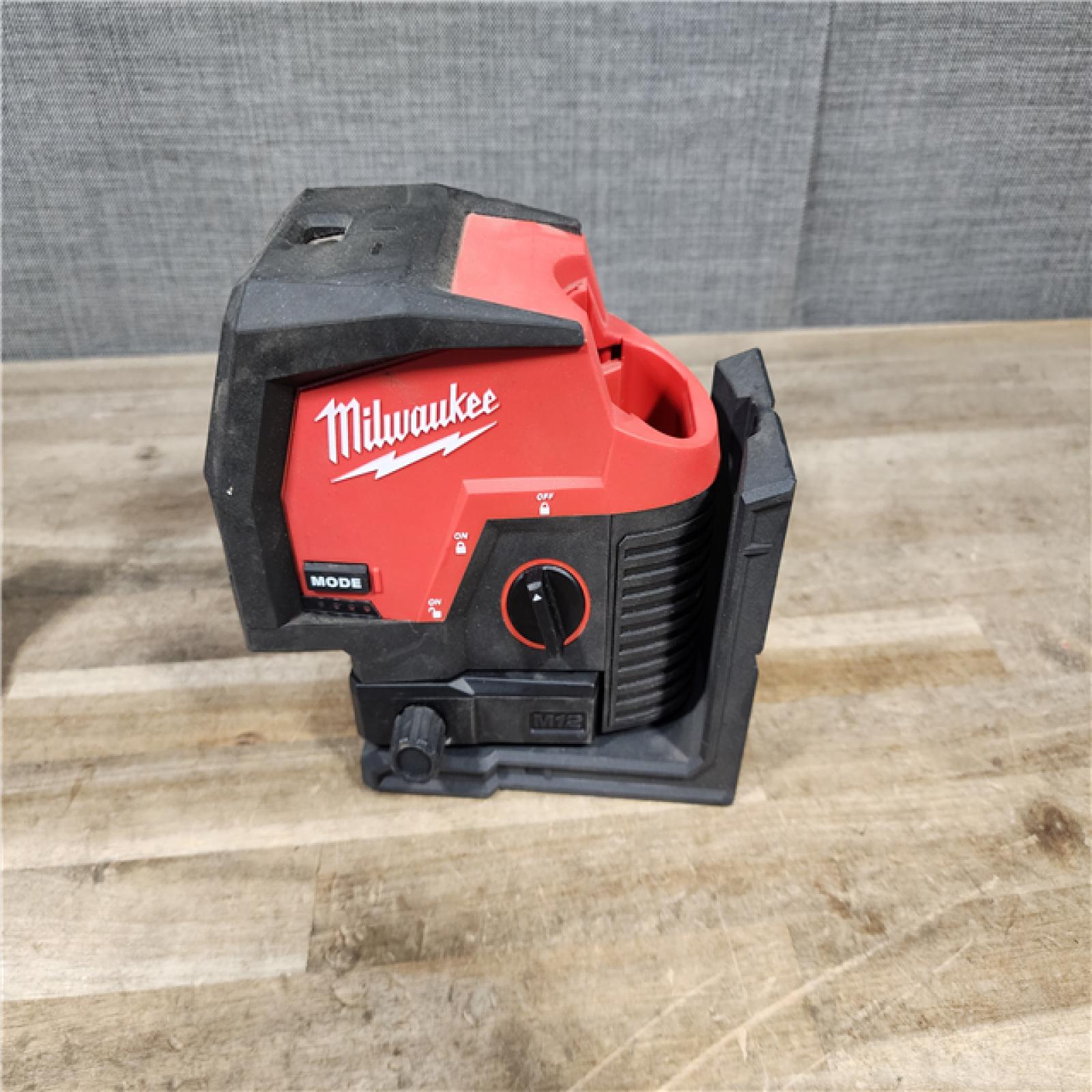 HOUSTON LOCATION - AS-IS Milwaukee Green 125 Ft. Cross Line and Plumb Points Laser Level Kit