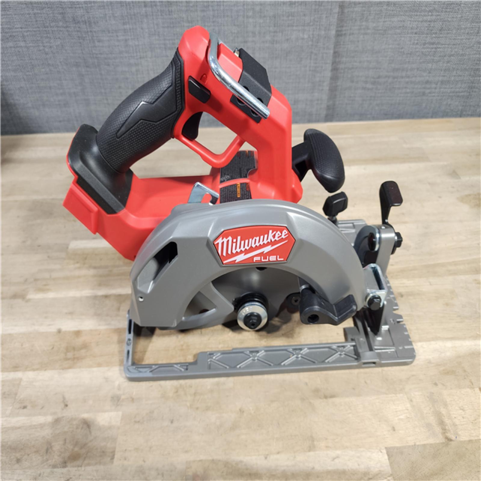 HOUSTON LOCATION - AS-IS (APPEARS LIKE NEW) Milwaukee M18 FUEL 7-1/4 Inch Circular Saw (Bare Tool)