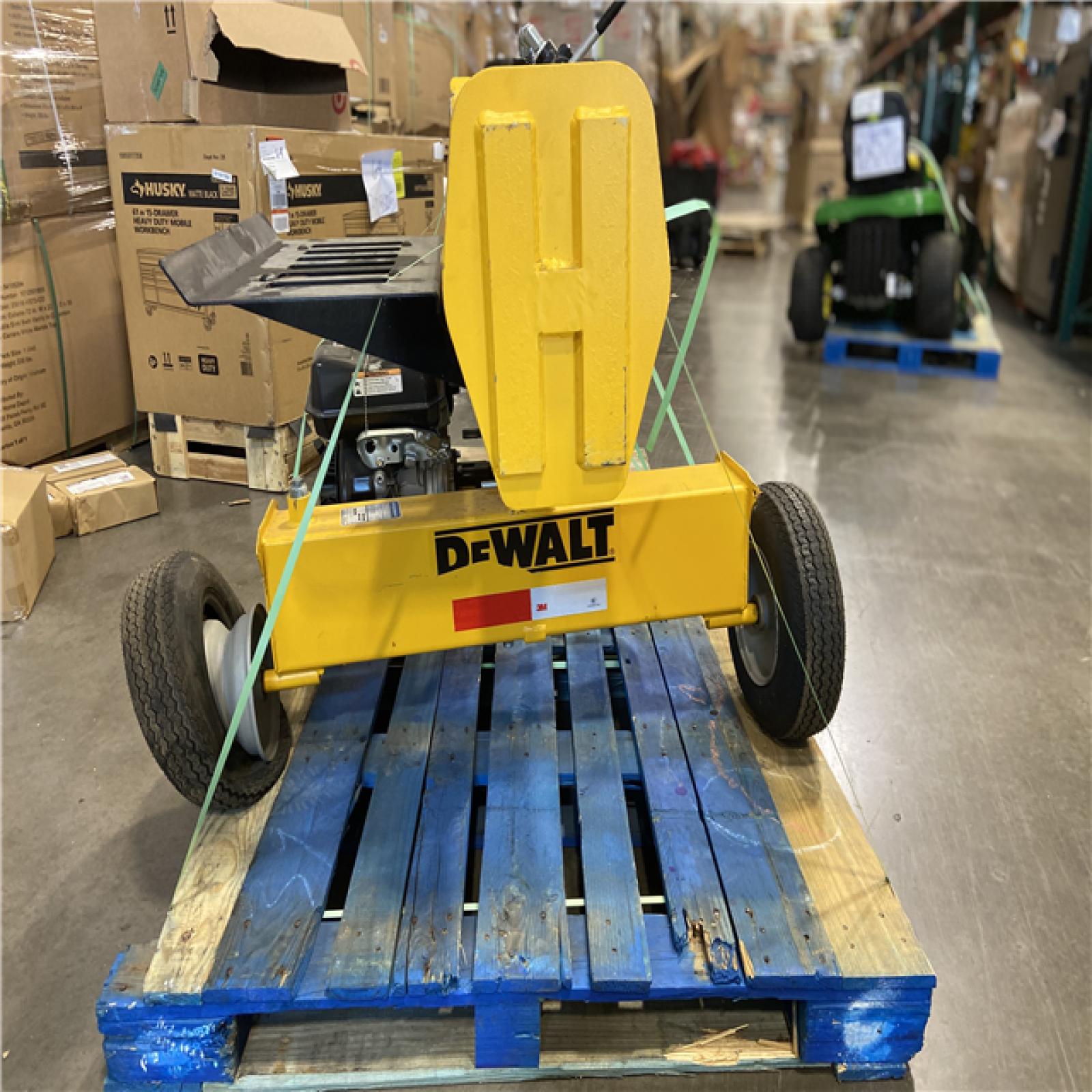 DALLAS LOCATION - DEWALT 32 Ton 277cc 9.5HP Kohler Engine Horizontal/Vertical Full Beam Hydraulic Log Splitter, Auto Return/Integrated Log Cradle