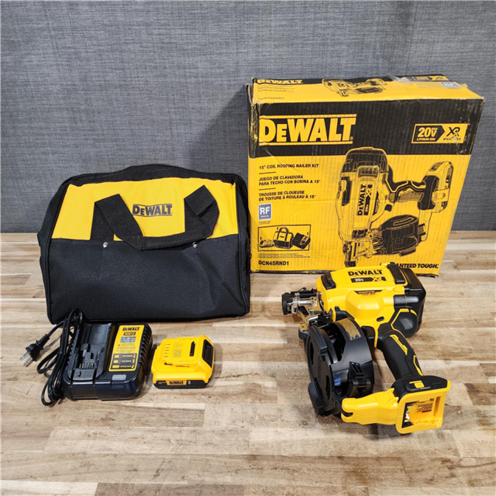 HOUSTON LOCATION - AS-IS (APPEARS LIKE NEW) DEWALT 20V MAX Lithium-Ion 15-Degree Electric Cordless Roofing Nailer Kit