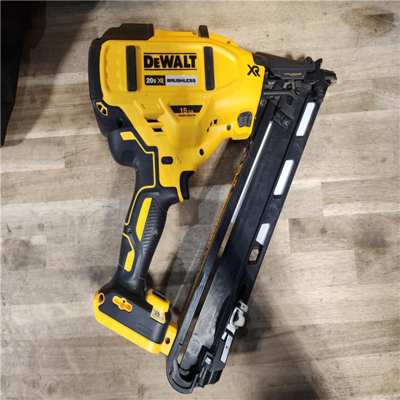 HOUSTON LOCATION - AS-IS DeWalt 15 GA ANGLED FINISH NAILER KIT W/ BATTERY & CHARGER