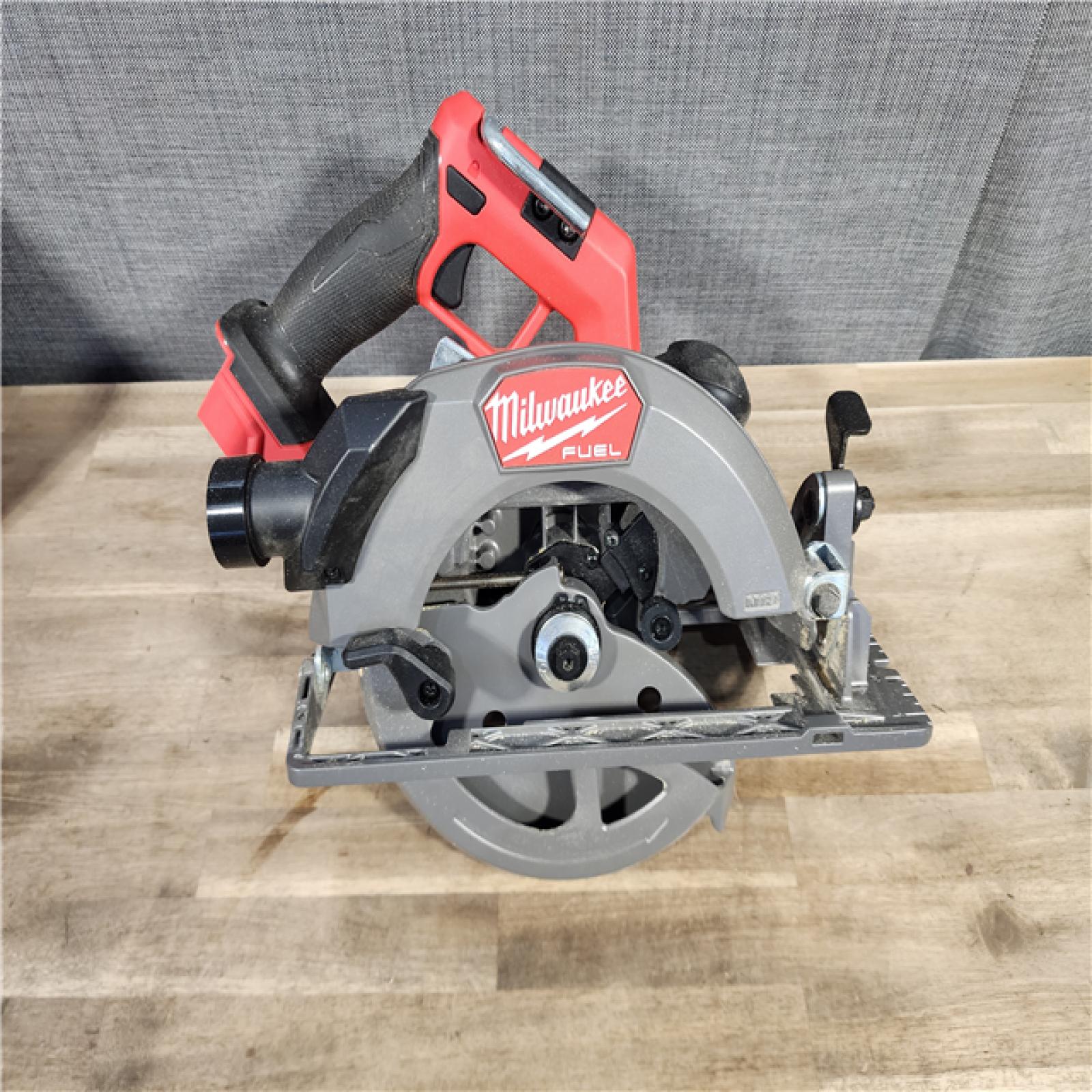 HOUSTON LOCATION - AS-IS Milwaukee Tools M18 FUEL 7-1/4 Circular Saw (Tool Only) 2834-20