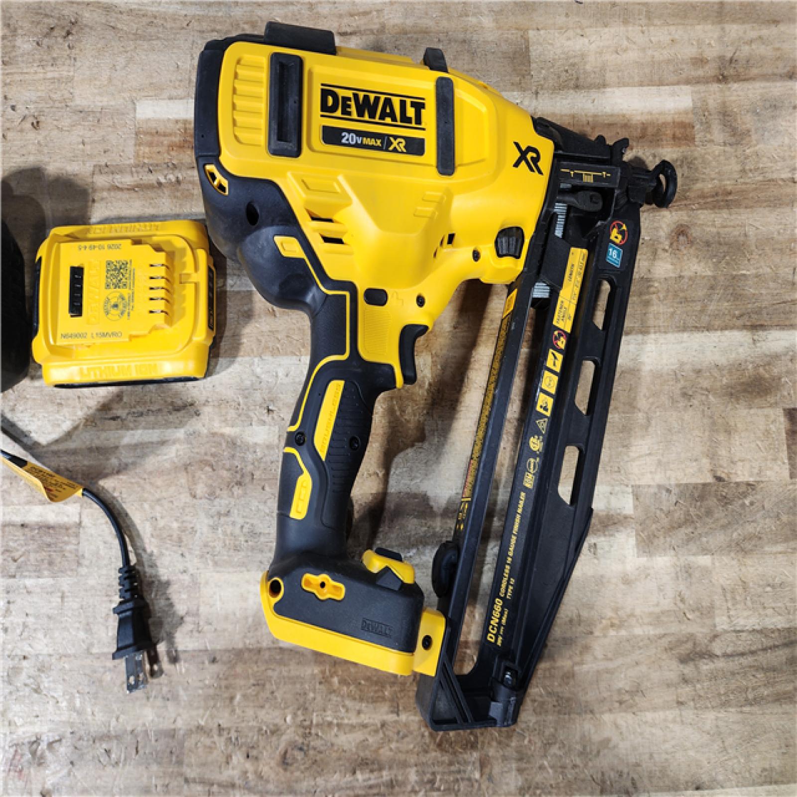 HOUSTON LOCATION - AS - IS DEWALT 20V MAX XR 16-Gauge Electric Cordless Angled Finishing Nailer Kit
