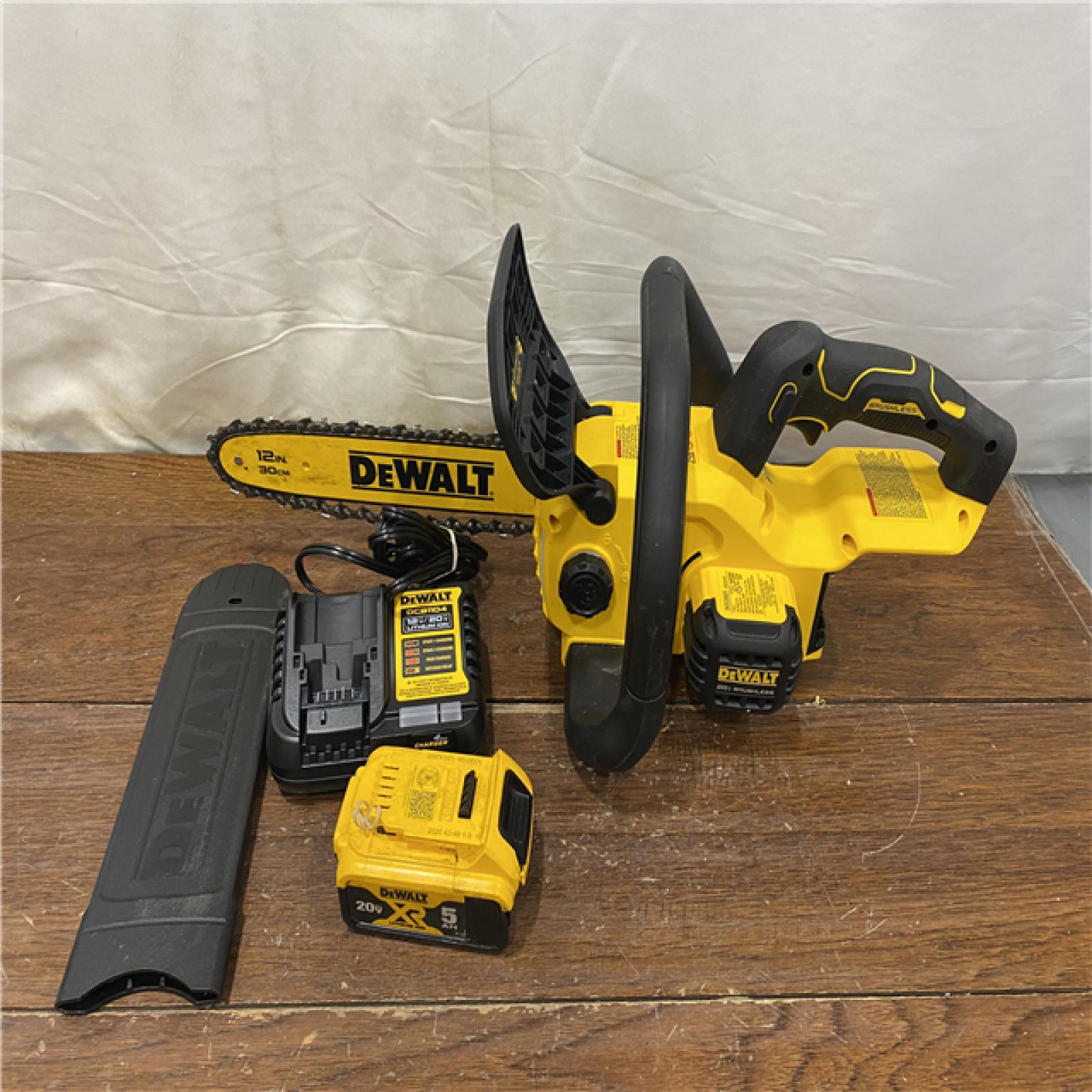 AS-IS DEWALT 20V MAX Compact 12 Brushless Cordless Chainsaw Kit