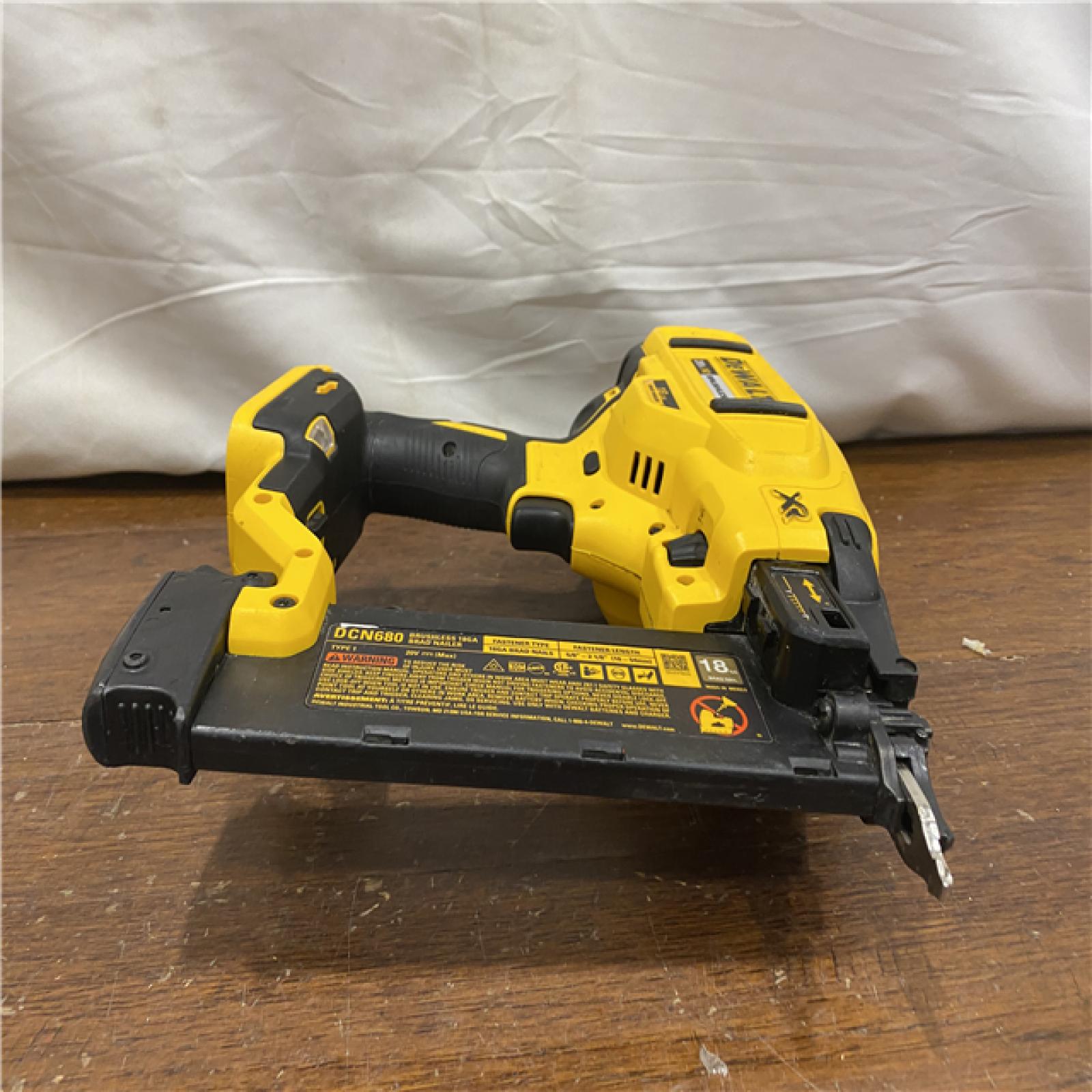 AS-IS DEWALT 20V MAX XR 18 Gauge Brad Nailer Kit