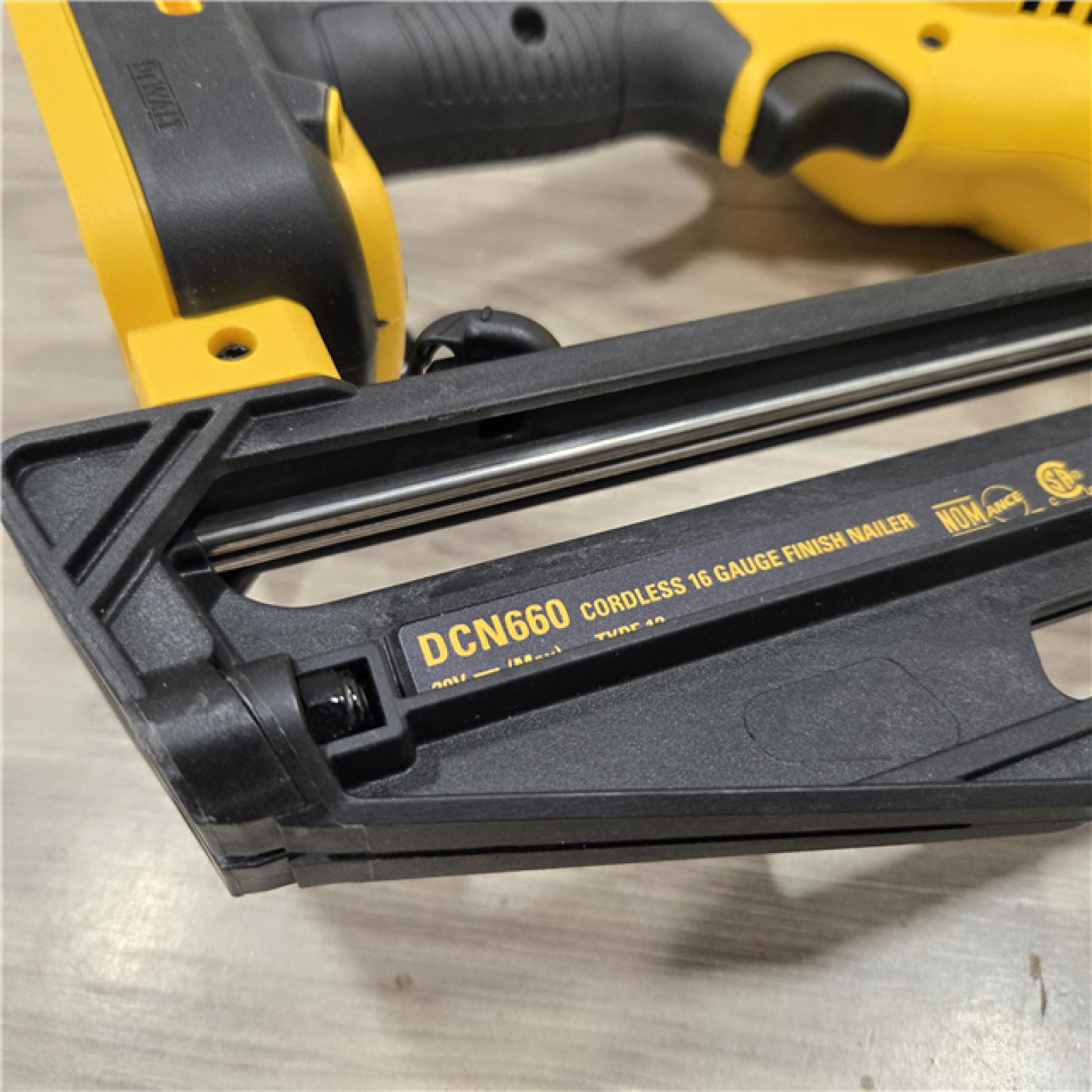 AS-IS DeWalt 20V 16 Gauge Cordless Angled Finish Nailer Kit