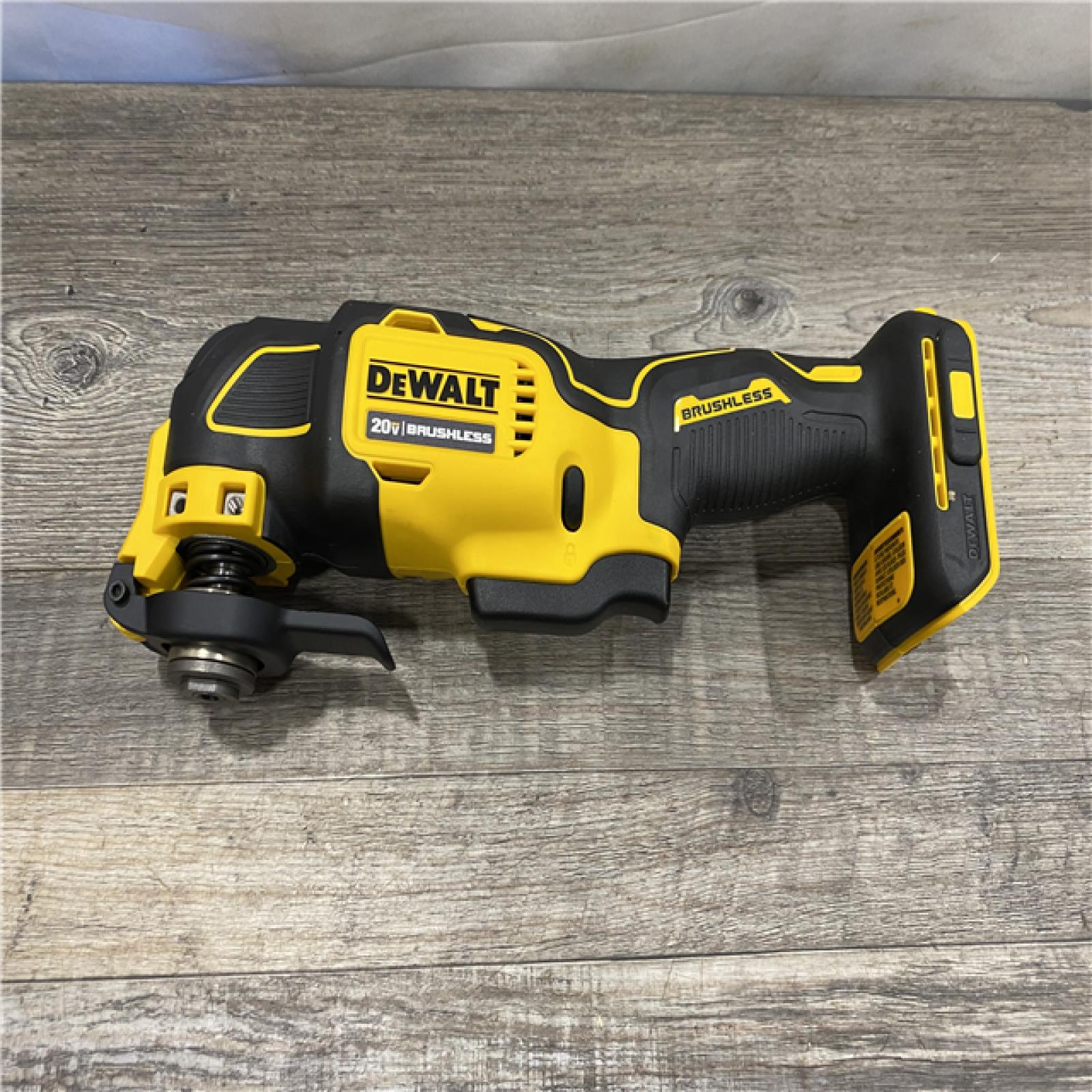 LIKE NEW - DEWALT ATOMIC 20V MAX Cordless Brushless Oscillating Multi Tool Kit