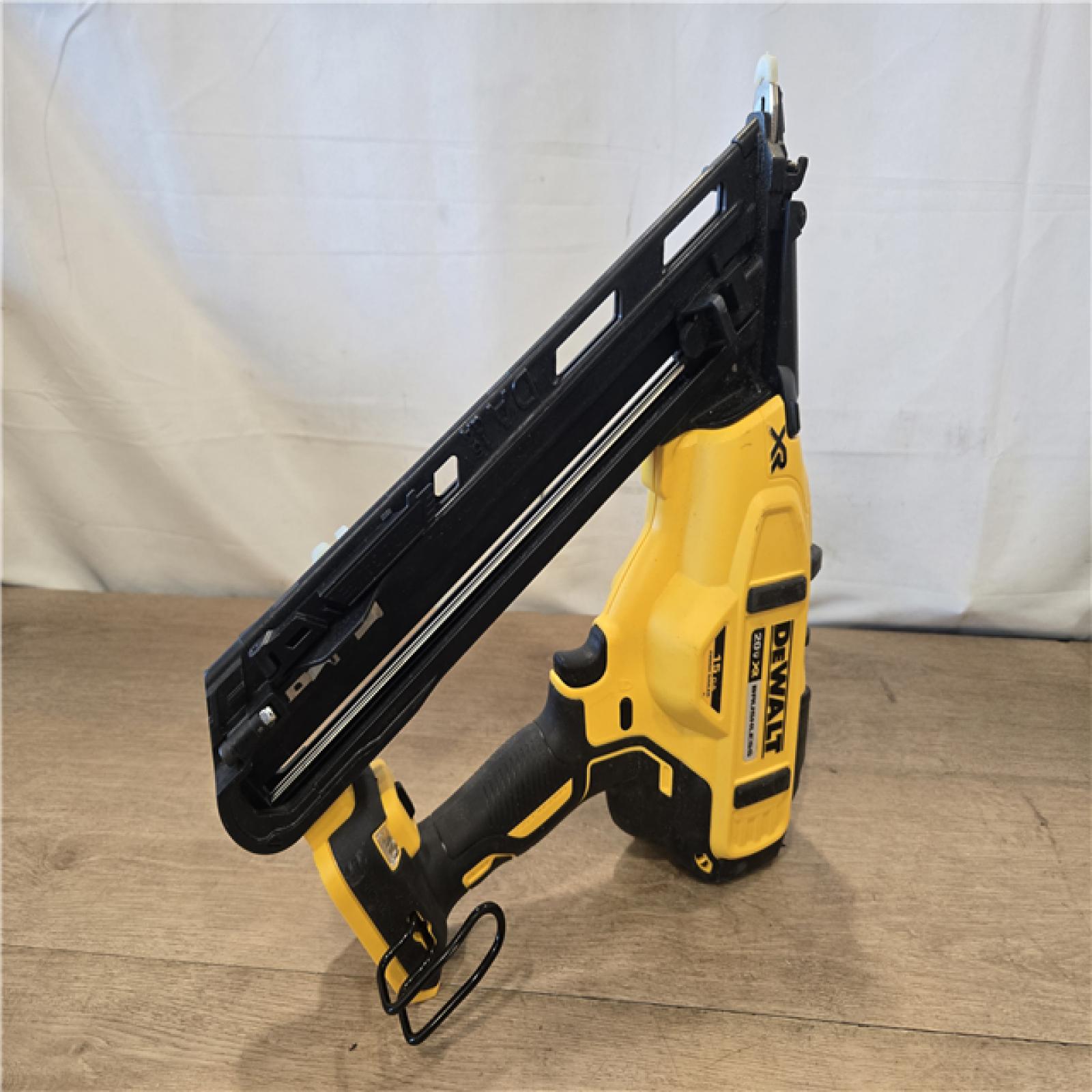 AS-IS DEWALT 20V MAX XR Cordless 2-1/2 in. 15-Gauge Finish Nailer Kit