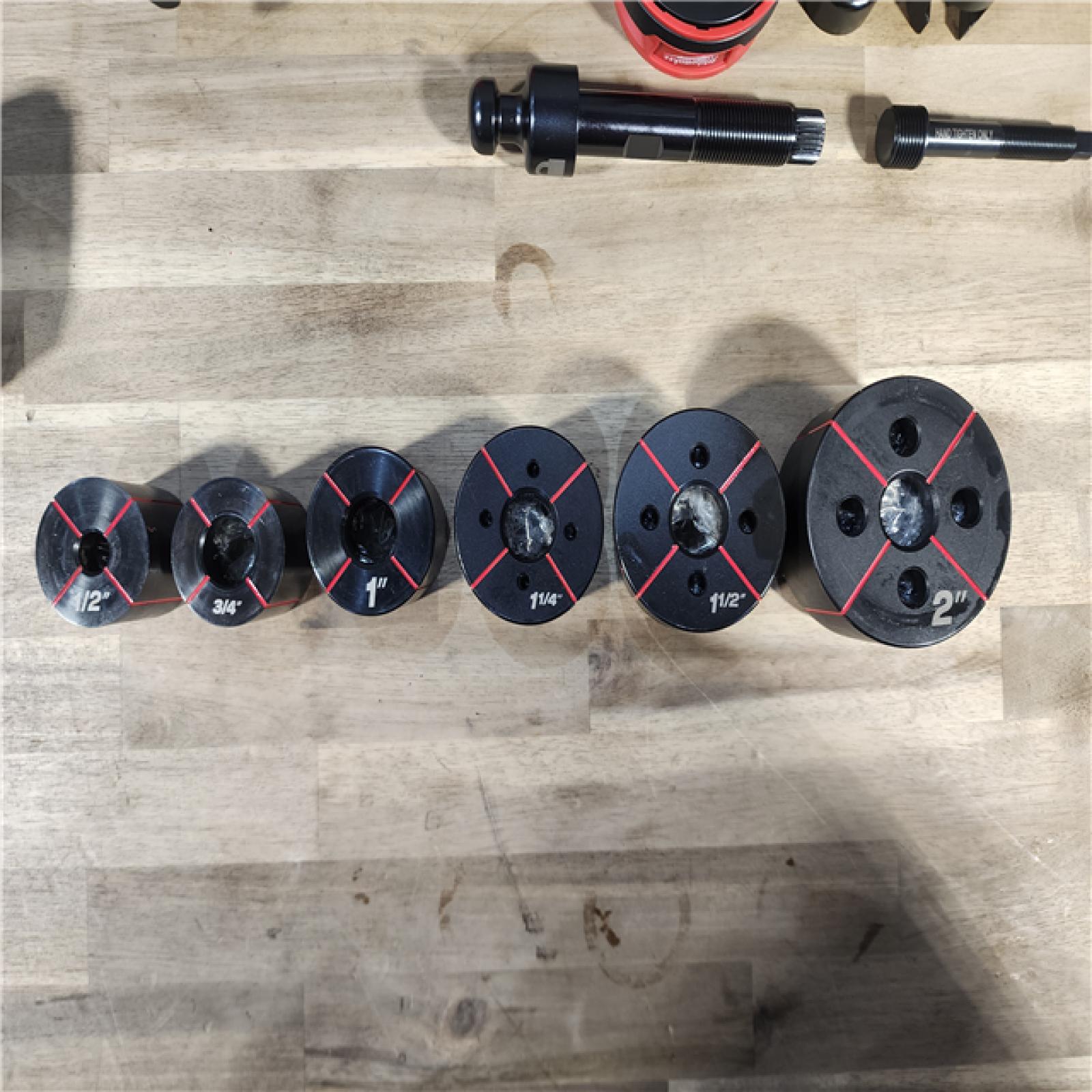 HOUSTON LOCATION - AS-IS MILWAUKEE FORCELOGIC M18 10T KNOCKOUT TOOL 1/2 - 2 KIT