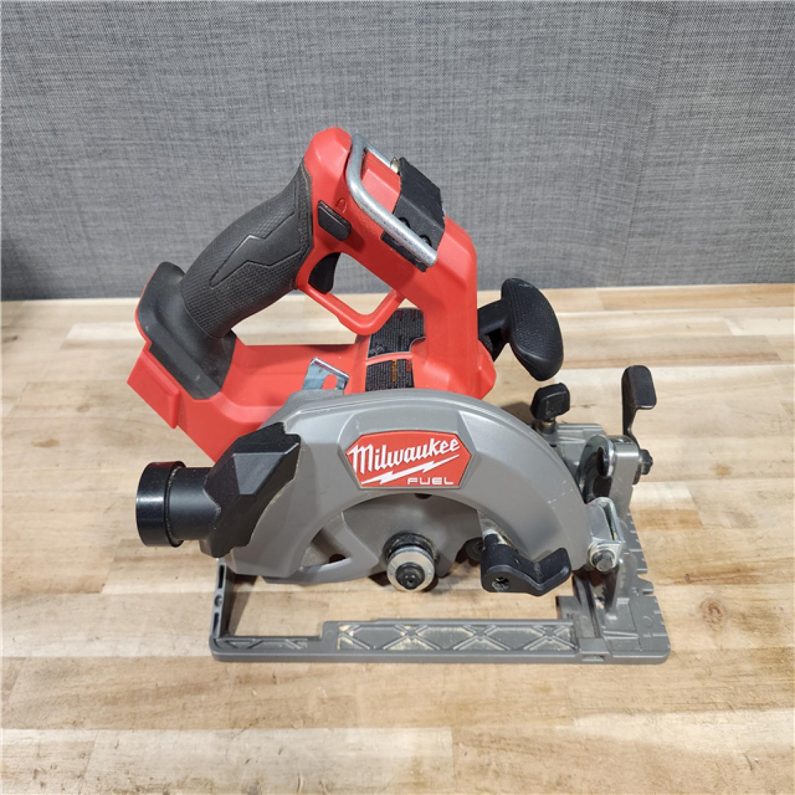 HOUSTON LOCATION - AS-IS Milwaukee FUEL 18V Lithium-Ion Brushless Cordless 7-1/4 in. Circular Saw (Tool-Only)