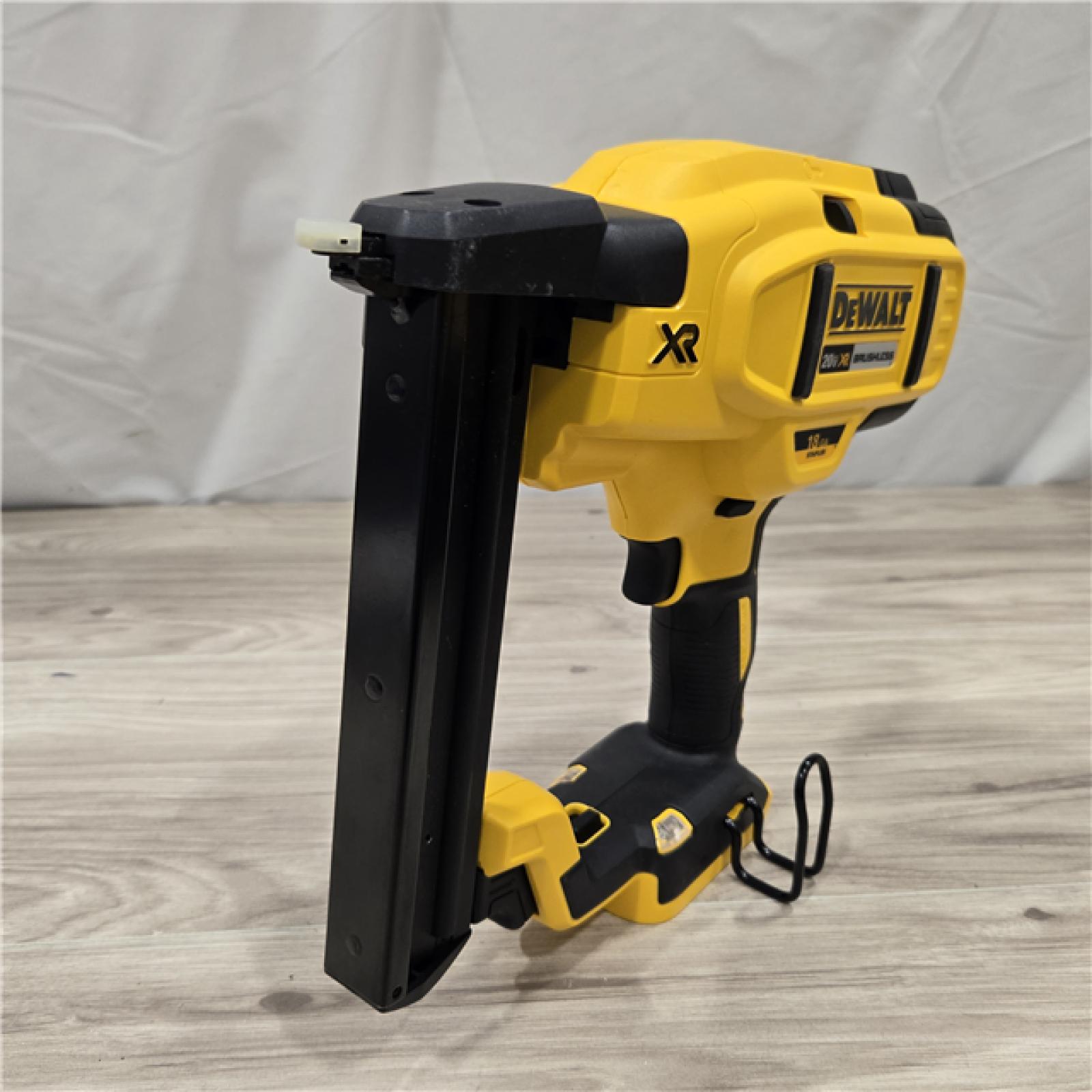 AS-IS DeWALT DCN681D1 20VMAX 18ga Cordless Narrow Crown Stapler Kit