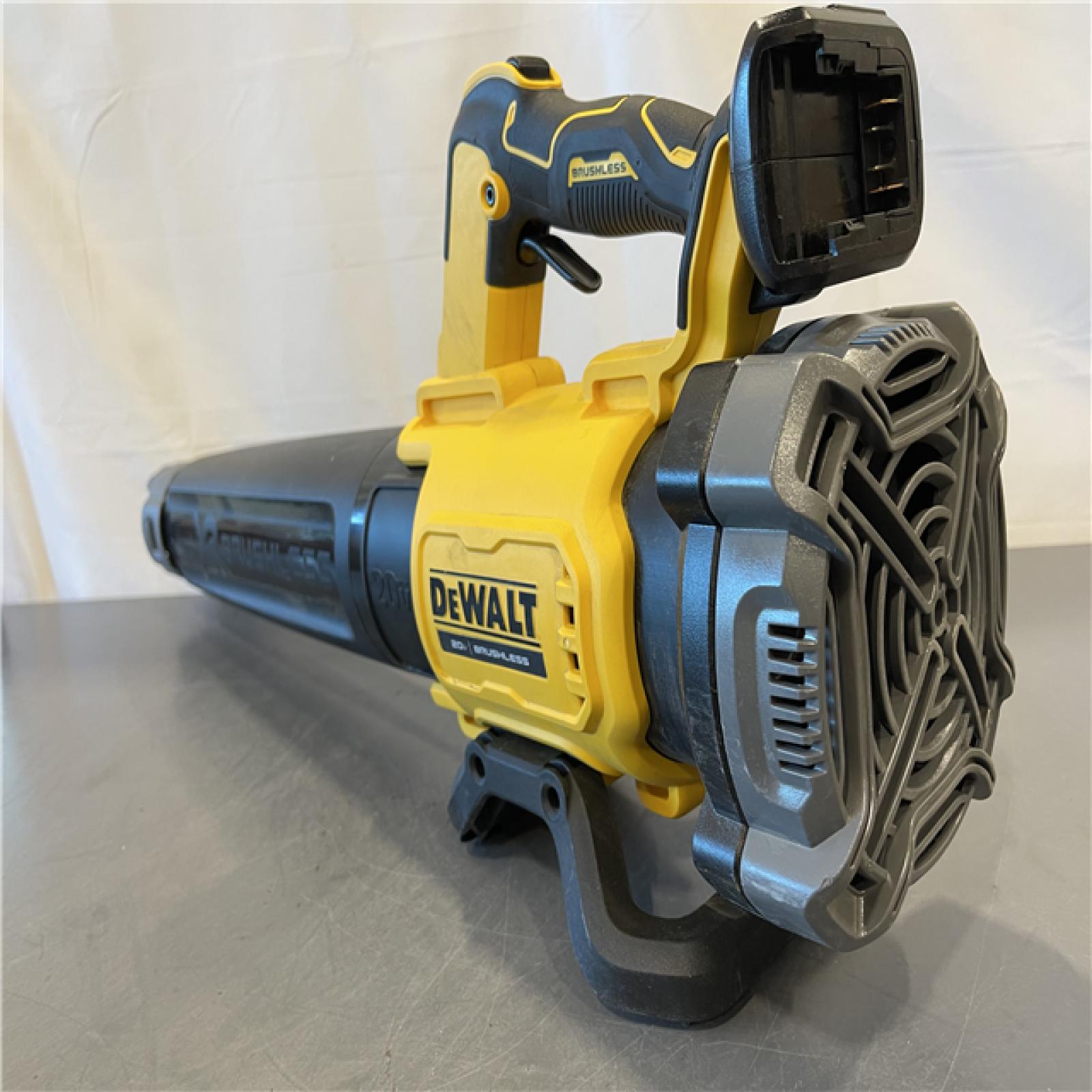 AS-IS - DEWALT 20V MAX Cordless Battery Powered String Trimmer & Blower Combo Kit