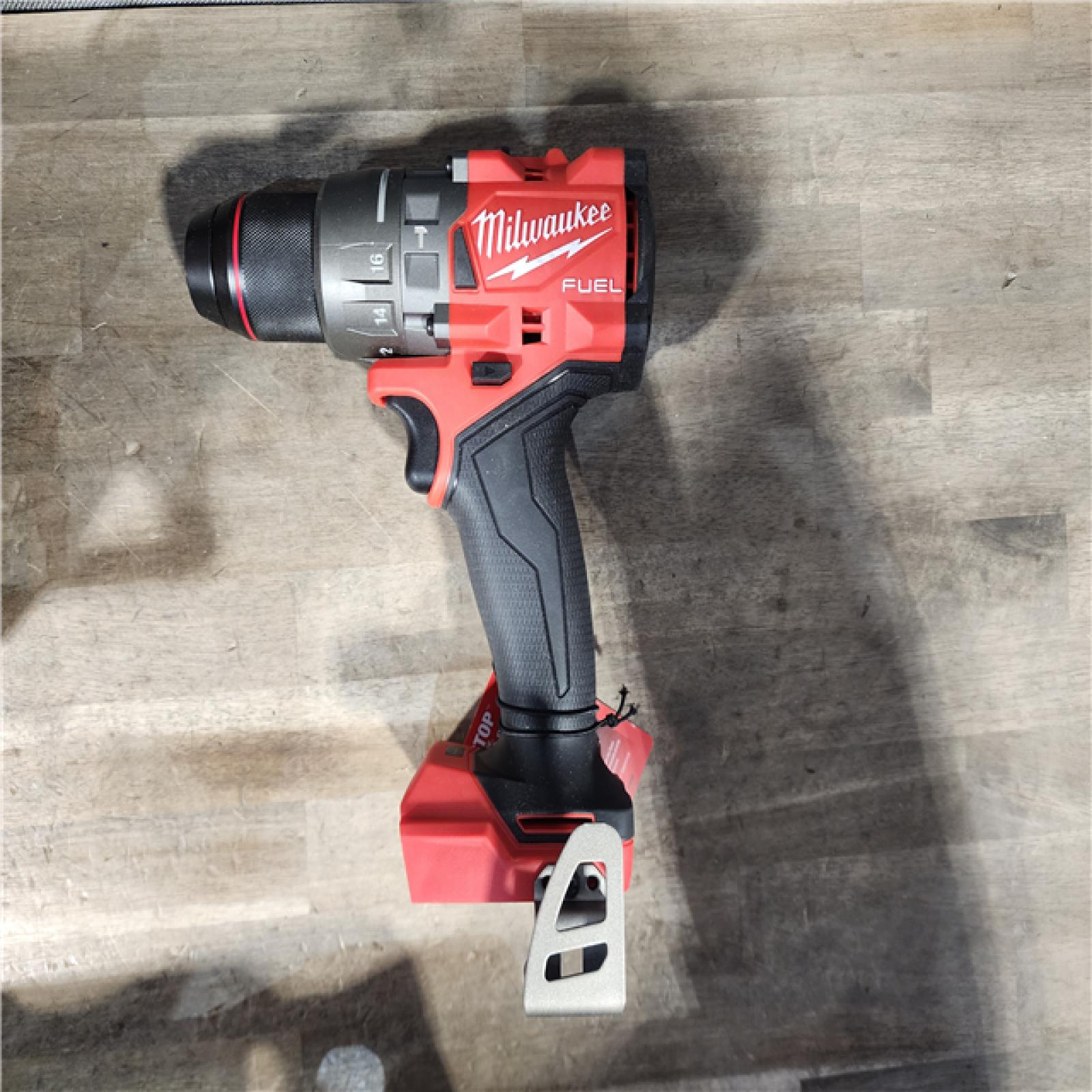 HOUSTON LOCATION - AS-IS MILWAUKEE 3 TOOL COMBO KIT W/ (2) BATTERY & CHARGER