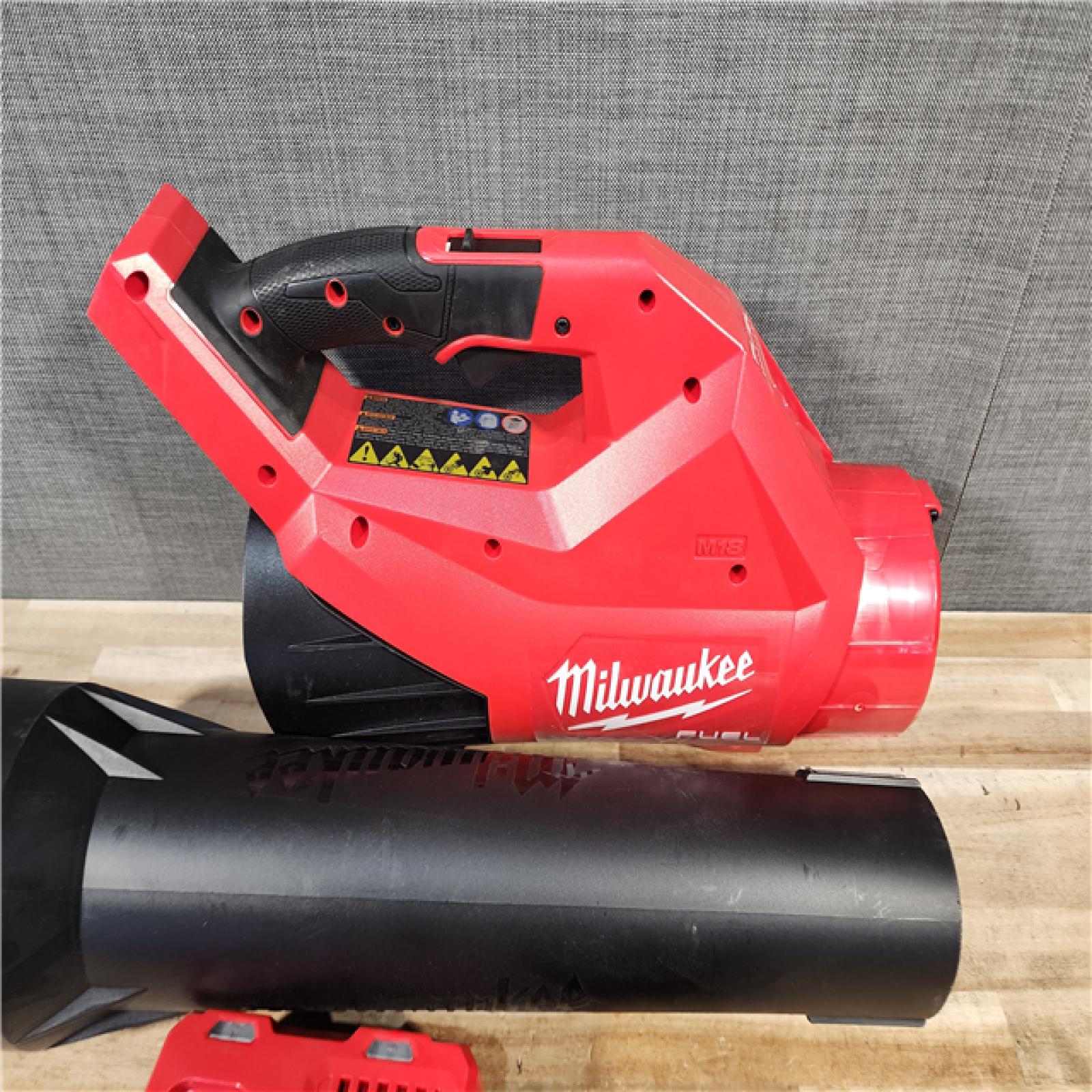 HOUSTON LOCATION - AS - IS Milwaukee FUEL 120 MPH 500 CFM 18V Lithium-Ion Brushless Cordless Handheld Blower W/ BATTERY & CHARGER